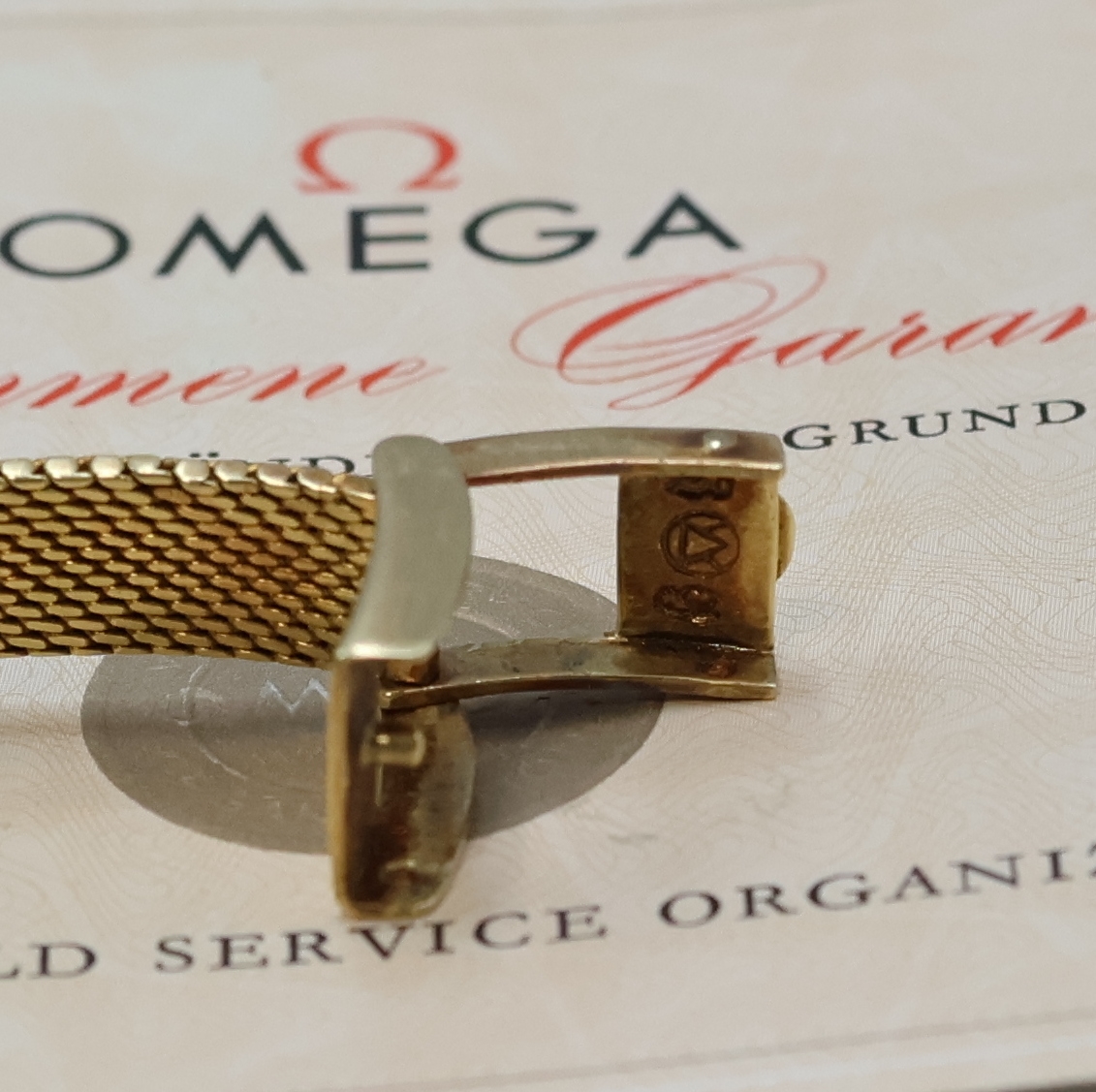 Detail c: OMEGA aufwendige Damenarmbanduhr in GG 750/000, Handaufzug, Schweiz um 1960, Boden aufgedr., orig. Band in Form eines Gürtels, silbern. Zifferblatt ...