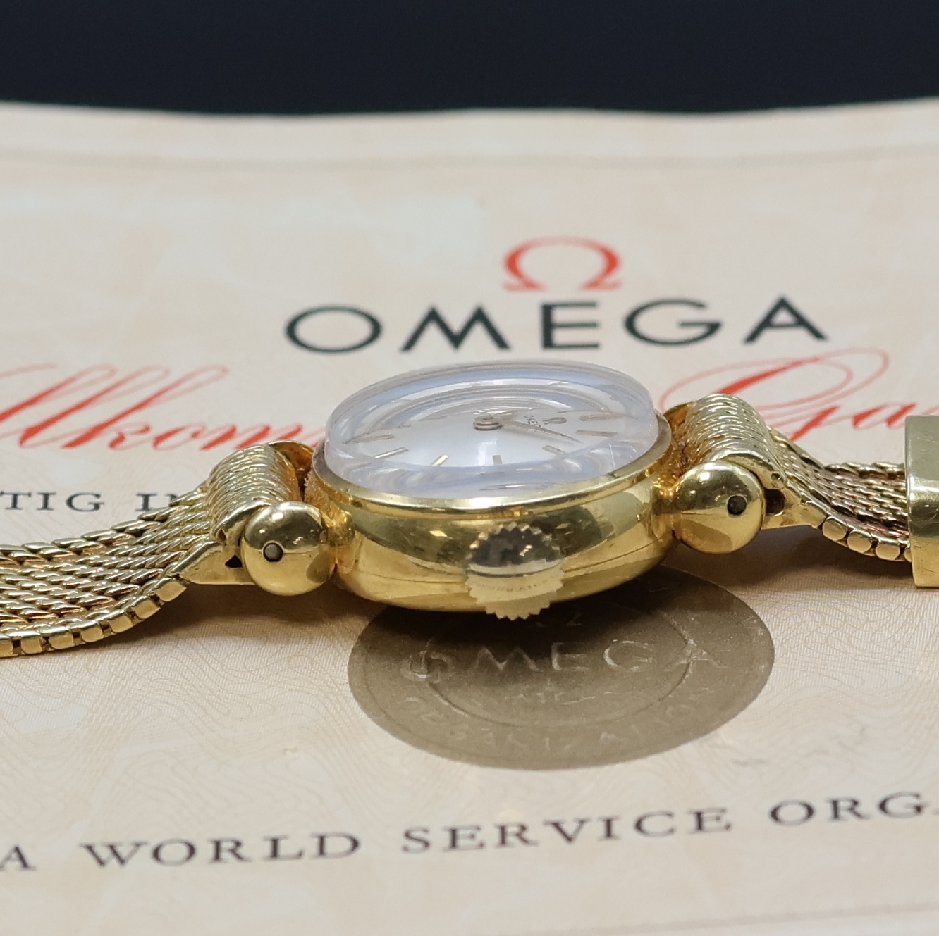 Detail d: OMEGA aufwendige Damenarmbanduhr in GG 750/000, Handaufzug, Schweiz um 1960, Boden aufgedr., orig. Band in Form eines Gürtels, silbern. Zifferblatt ...