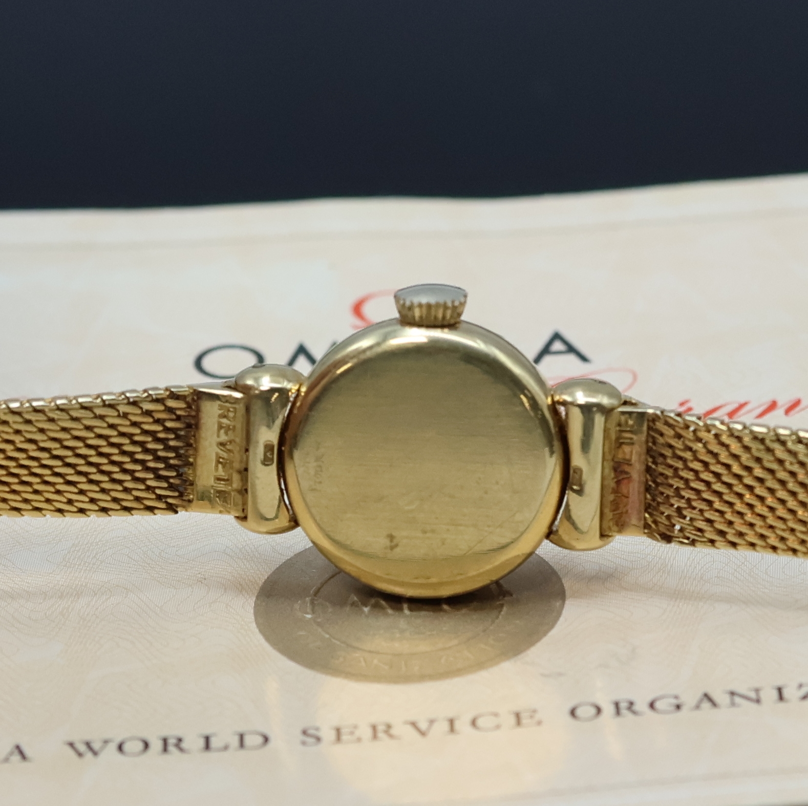 Detail e: OMEGA aufwendige Damenarmbanduhr in GG 750/000, Handaufzug, Schweiz um 1960, Boden aufgedr., orig. Band in Form eines Gürtels, silbern. Zifferblatt ...