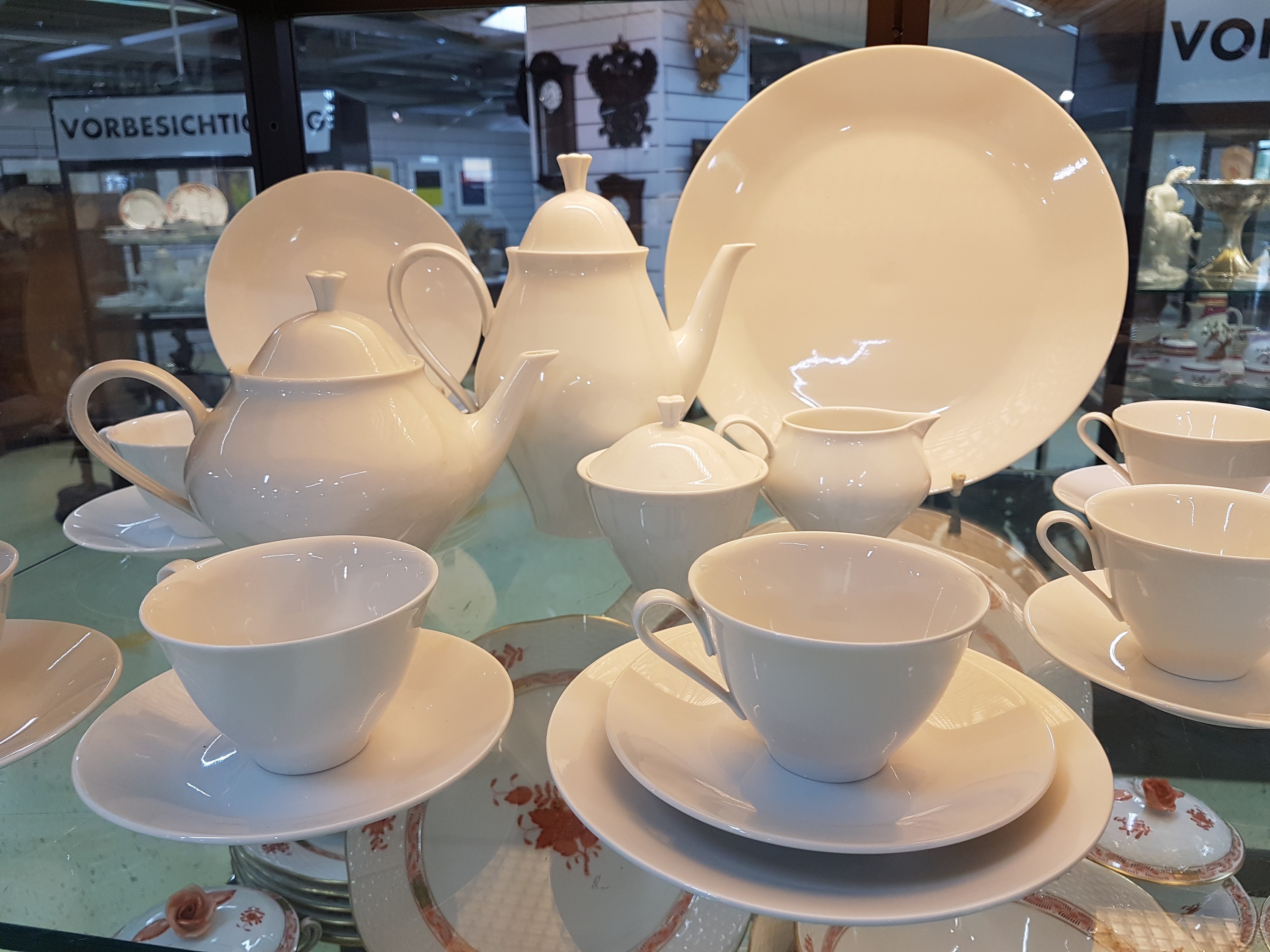 Detail a: Kaffee-/Teeservice, Meissen, 60/70er Jahre, weiß, Kaffeekanne, Teekanne, sechs Tassen mit Untertassen, sechs Dessertteller, Kuchenplatte, 3 ...