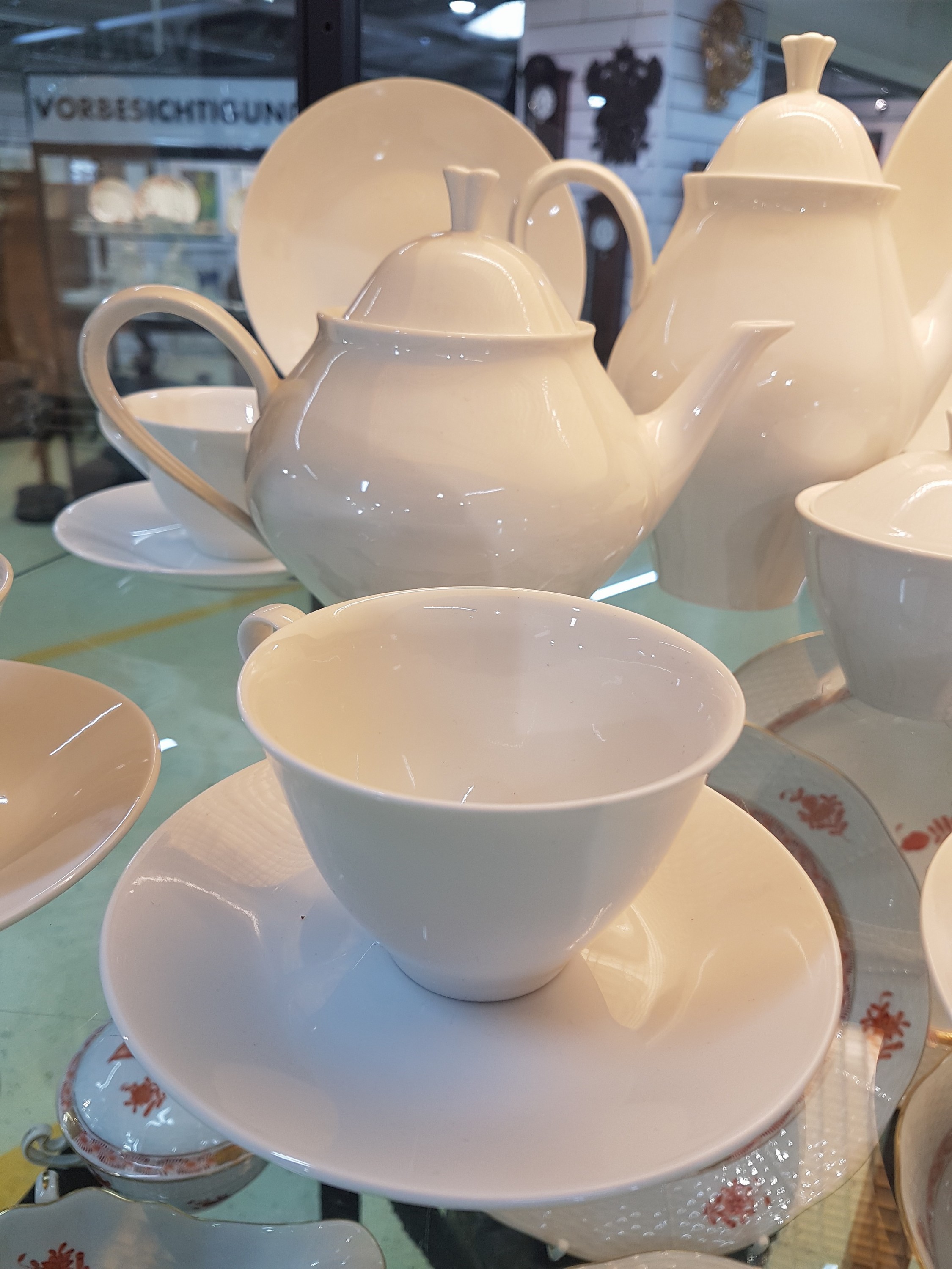 Detail b: Kaffee-/Teeservice, Meissen, 60/70er Jahre, weiß, Kaffeekanne, Teekanne, sechs Tassen mit Untertassen, sechs Dessertteller, Kuchenplatte, 3 ...