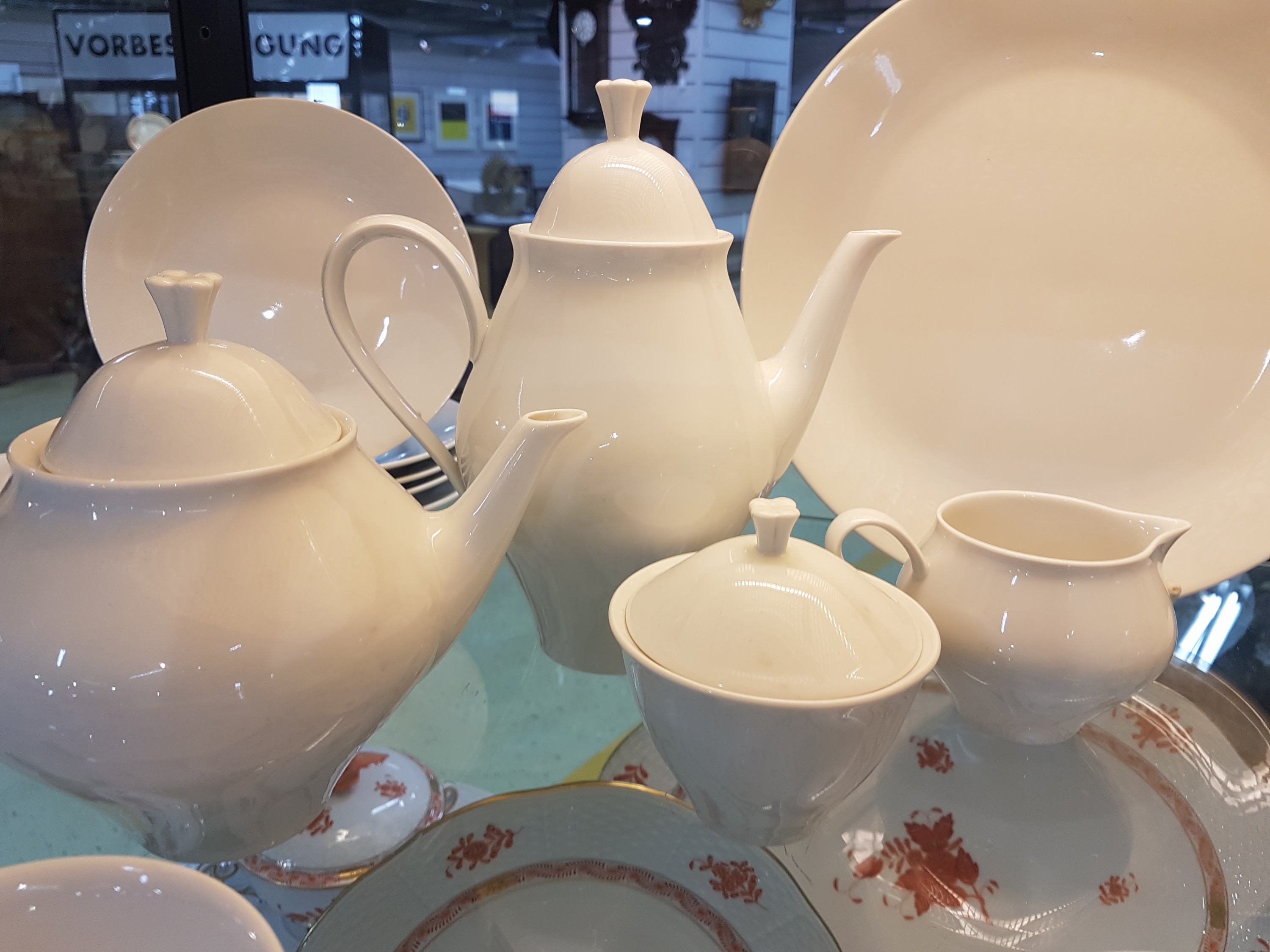 Detail c: Kaffee-/Teeservice, Meissen, 60/70er Jahre, weiß, Kaffeekanne, Teekanne, sechs Tassen mit Untertassen, sechs Dessertteller, Kuchenplatte, 3 ...