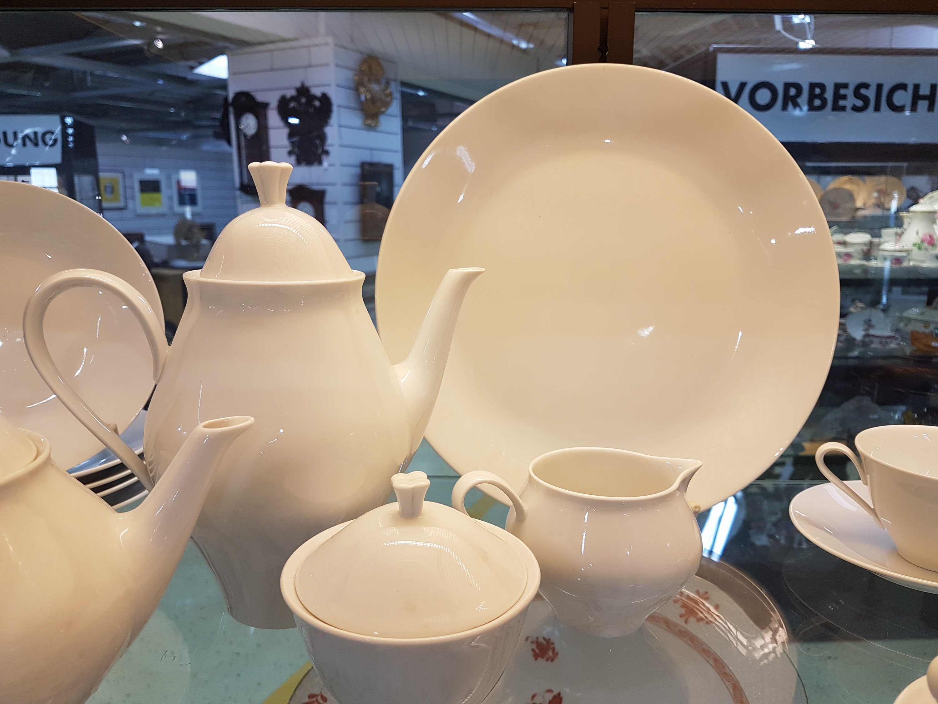 Detail d: Kaffee-/Teeservice, Meissen, 60/70er Jahre, weiß, Kaffeekanne, Teekanne, sechs Tassen mit Untertassen, sechs Dessertteller, Kuchenplatte, 3 ...
