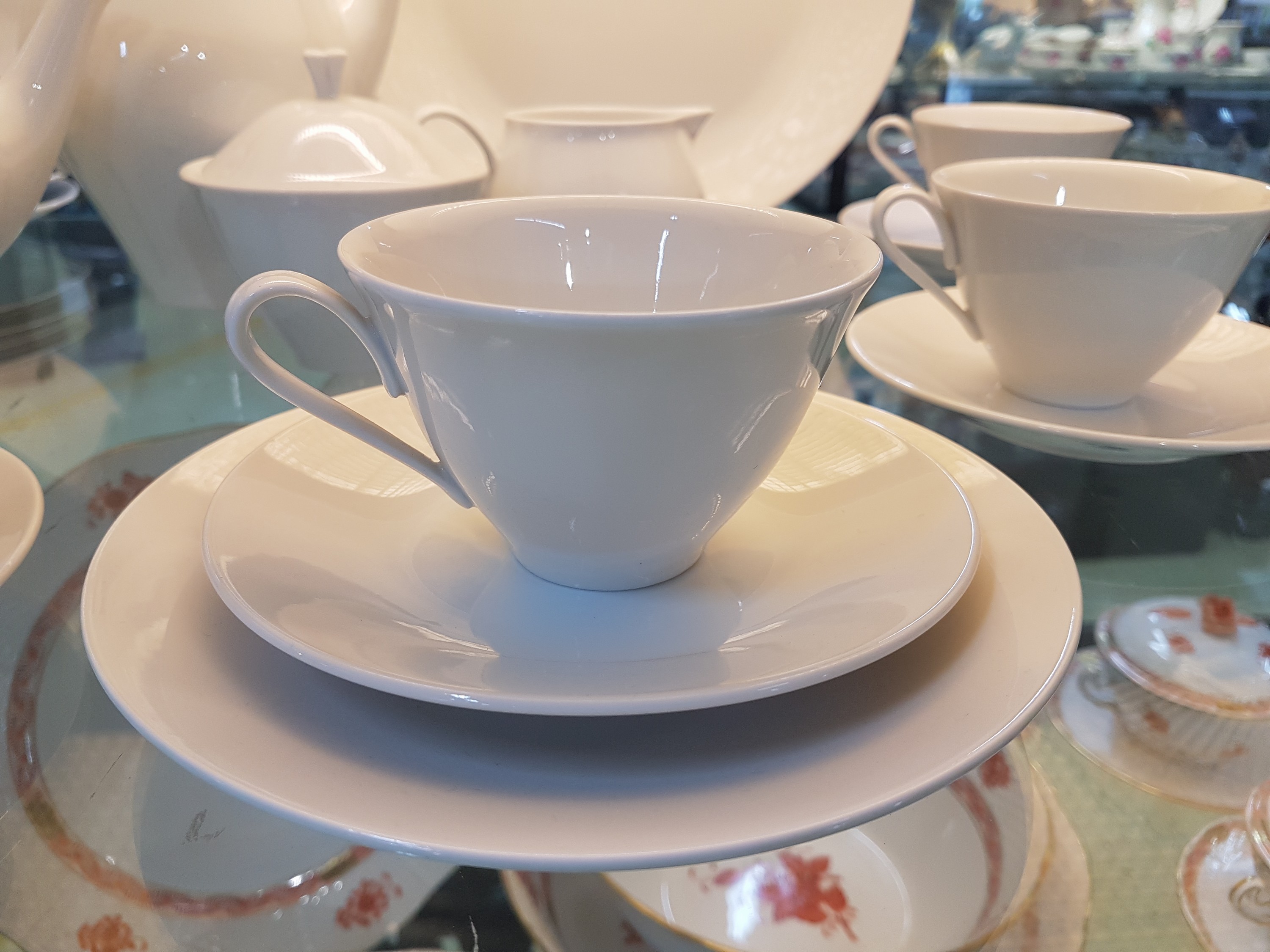 Detail e: Kaffee-/Teeservice, Meissen, 60/70er Jahre, weiß, Kaffeekanne, Teekanne, sechs Tassen mit Untertassen, sechs Dessertteller, Kuchenplatte, 3 ...