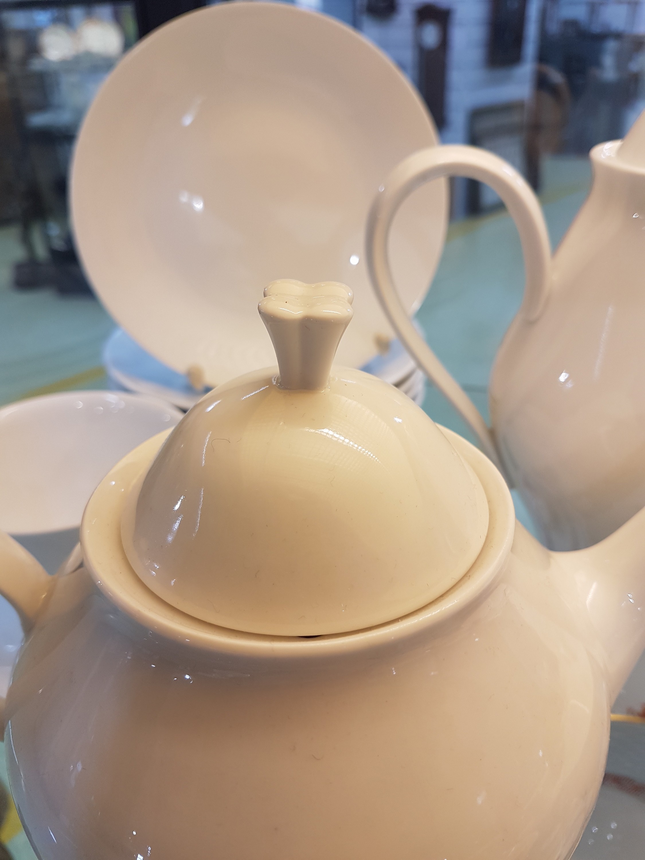 Detail f: Kaffee-/Teeservice, Meissen, 60/70er Jahre, weiß, Kaffeekanne, Teekanne, sechs Tassen mit Untertassen, sechs Dessertteller, Kuchenplatte, 3 ...