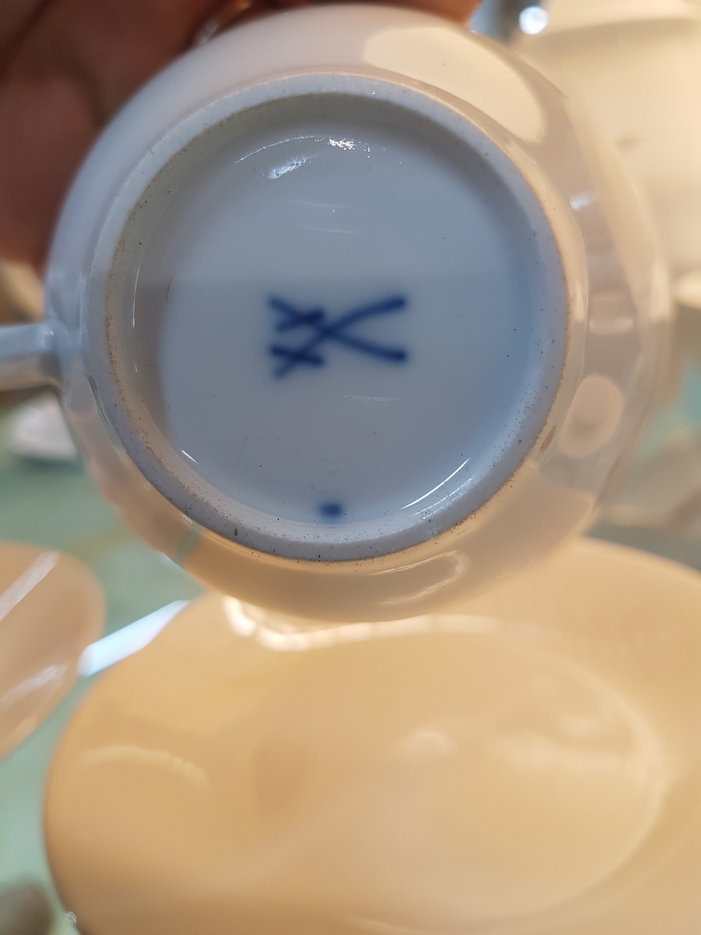 Detail g: Kaffee-/Teeservice, Meissen, 60/70er Jahre, weiß, Kaffeekanne, Teekanne, sechs Tassen mit Untertassen, sechs Dessertteller, Kuchenplatte, 3 ...