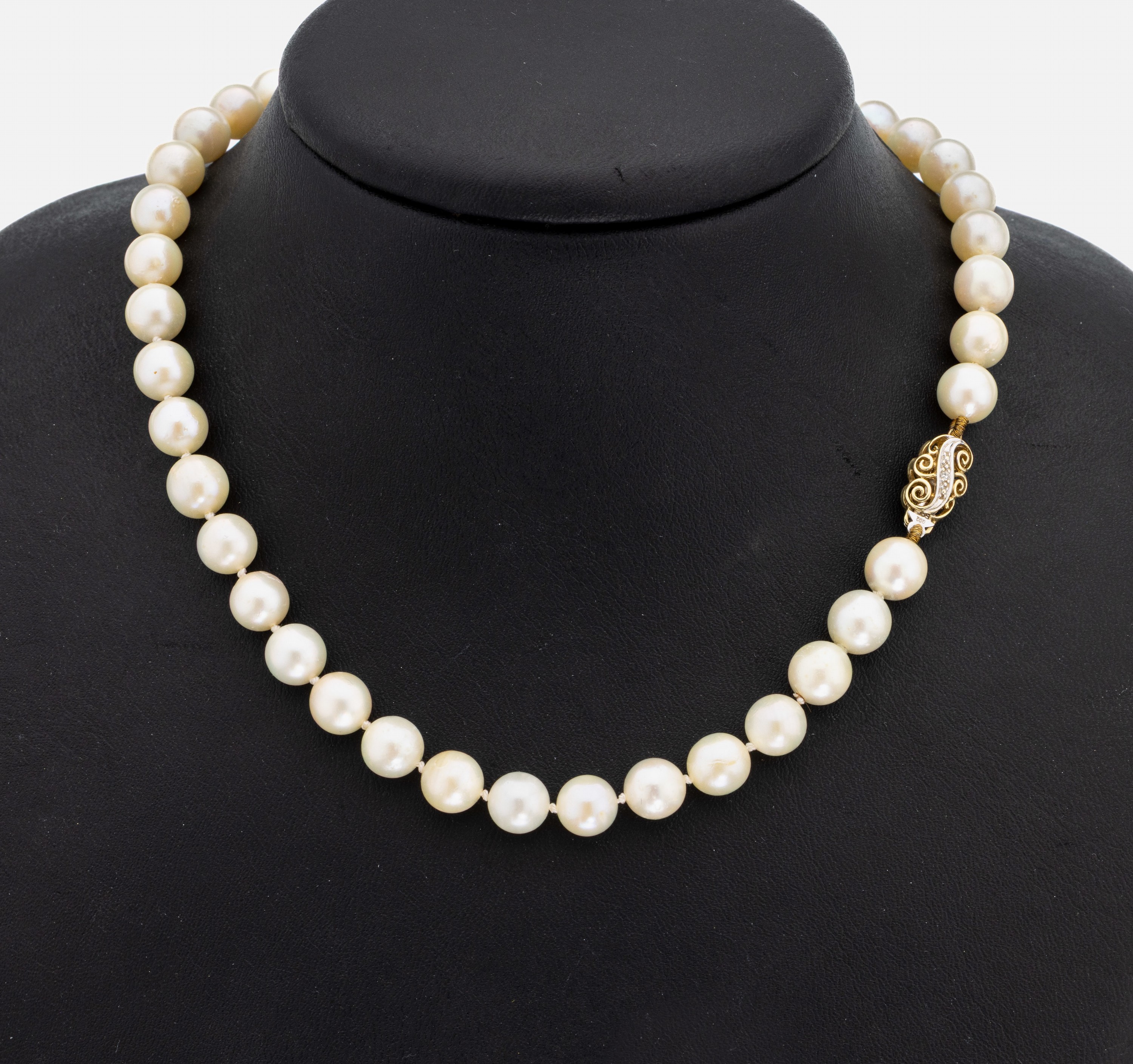 Zuchtperl-Collier mit 14 kt Gold Schließe, GG/WG 585/000, Akoyazuchtperlen, D. ca. 7.5 mm, Steckschließe, L. ca. 45 cm