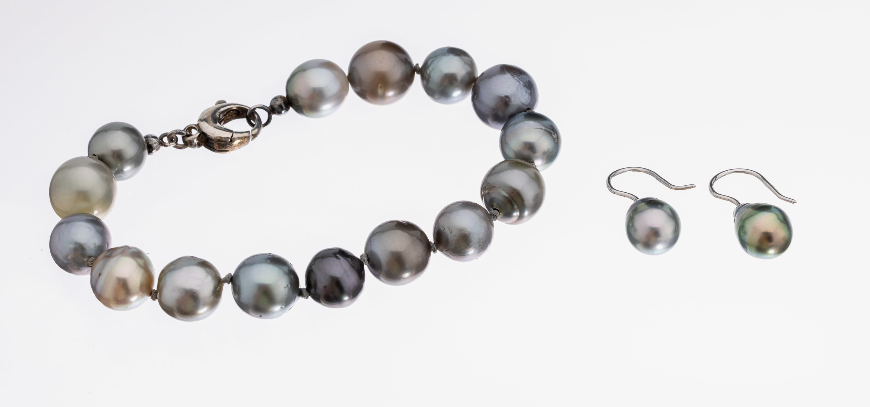 Zuchtperl-Set, best. aus: 1 Armband, Tahitizuchtperlen, D. ca. 10.9-12.4 mm, versch. Farbnuancen, L. ca. 22.5 cm, Karabinerschließe Silber, und 1 ...