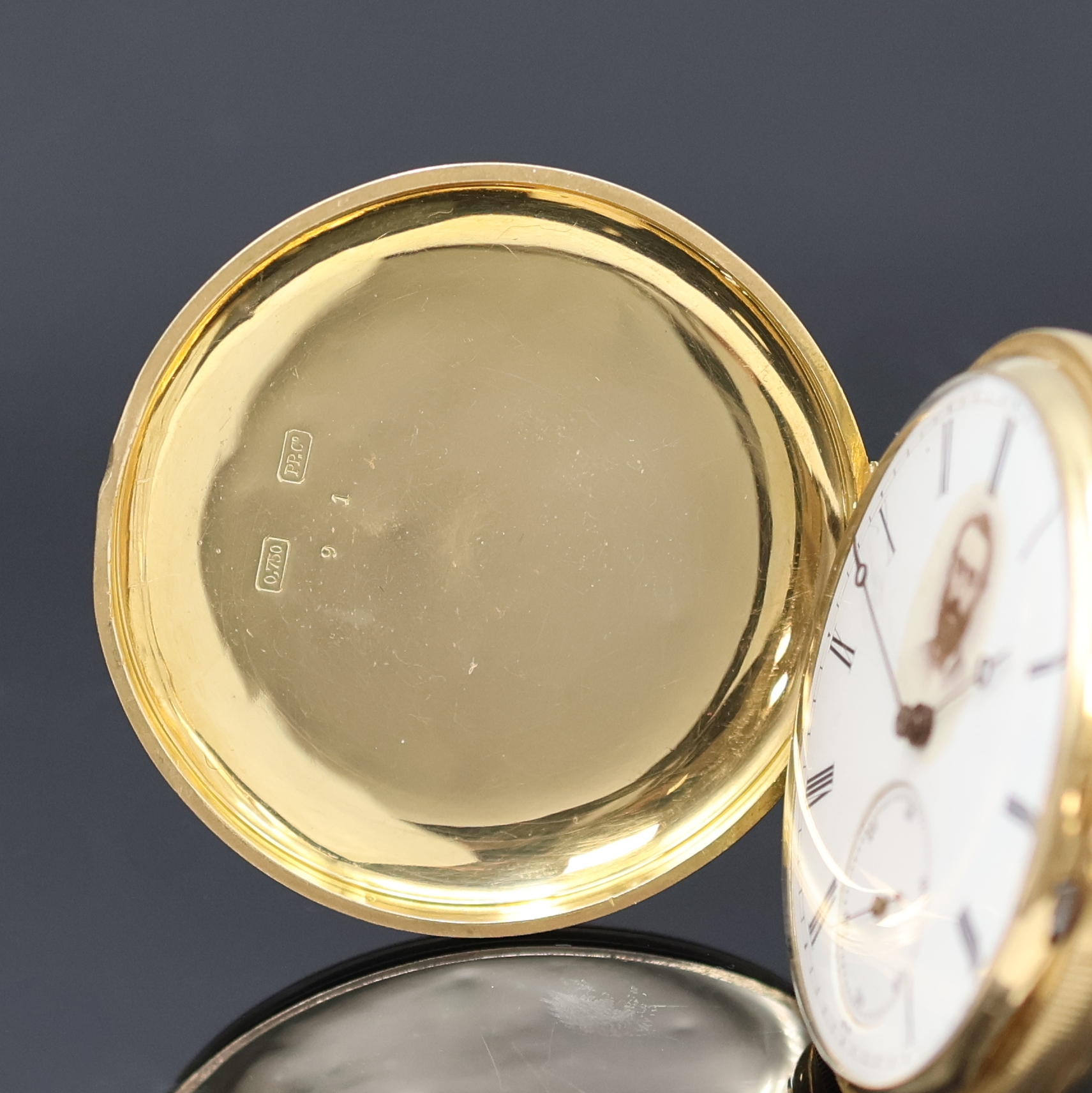 Detail c: PATEK PHILIPPE Savonette in GG 750/000, Schweiz um 1868, guill. 3-Deckel Goldgeh. dell., Sprungdeckel m. Monogrammspiegel, Emailzifferbl. m. röm. ...