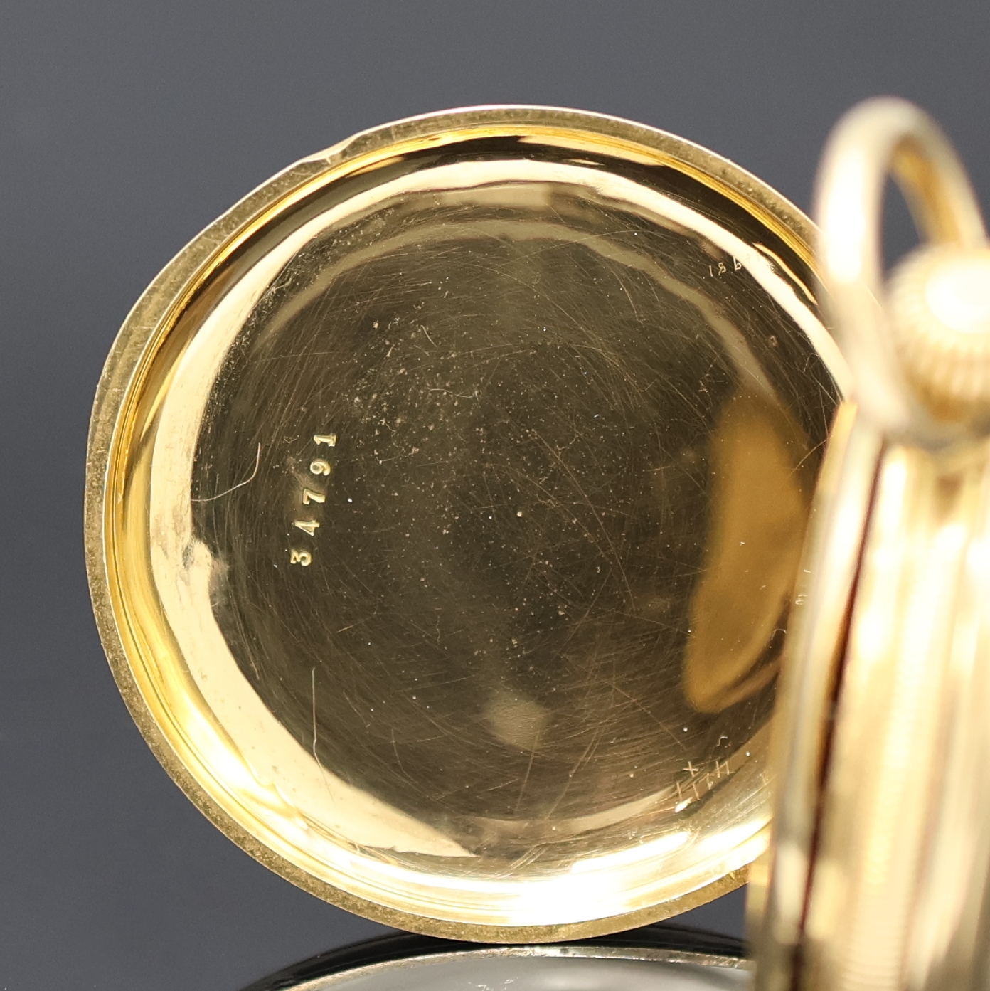 Detail d: PATEK PHILIPPE Savonette in GG 750/000, Schweiz um 1868, guill. 3-Deckel Goldgeh. dell., Sprungdeckel m. Monogrammspiegel, Emailzifferbl. m. röm. ...