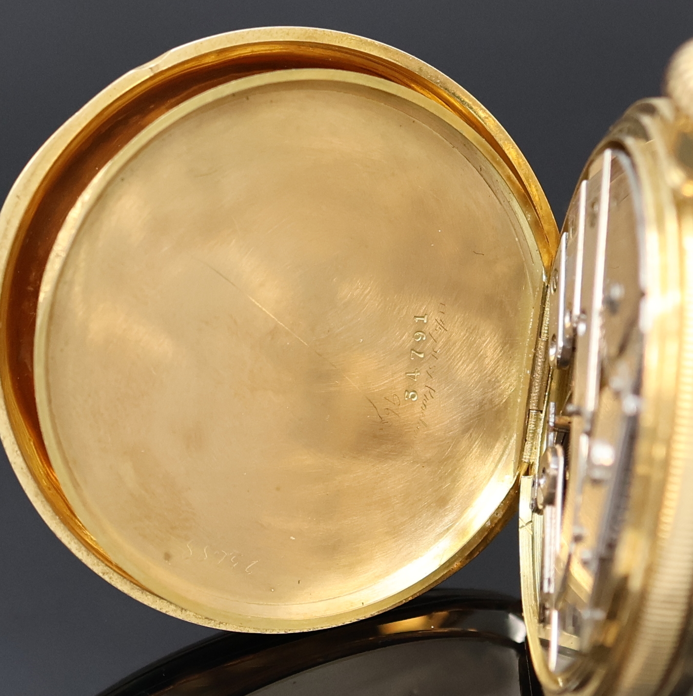 Detail f: PATEK PHILIPPE Savonette in GG 750/000, Schweiz um 1868, guill. 3-Deckel Goldgeh. dell., Sprungdeckel m. Monogrammspiegel, Emailzifferbl. m. röm. ...