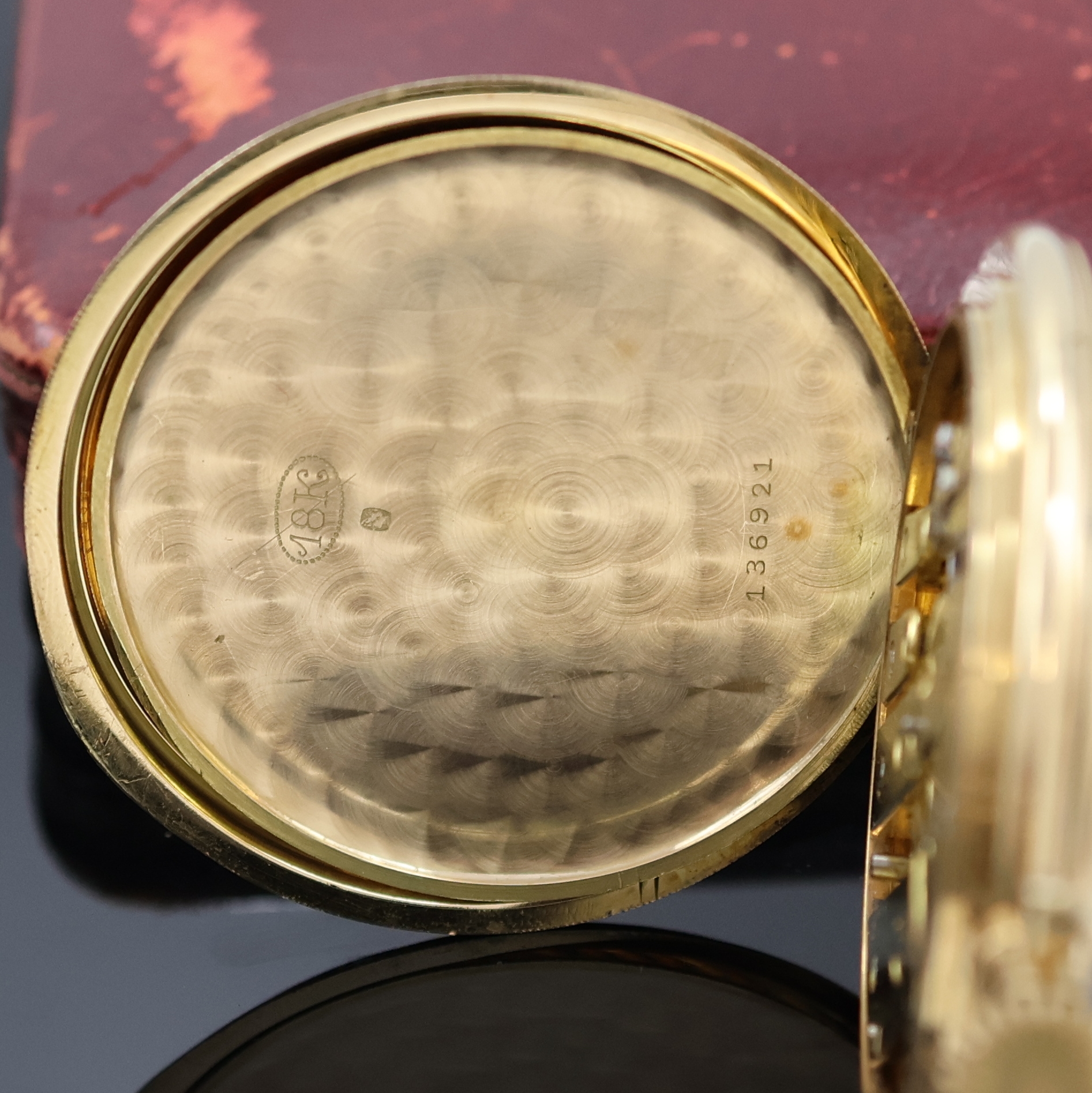 Detail d: JULES C. BREITMEYER / G. W. Lindenroth offene Herrentaschenuhr in GG 750/000, Schweiz/Schweden um 1900, Geh. dell., Rückdeckel m. Email-Monogramm, ...