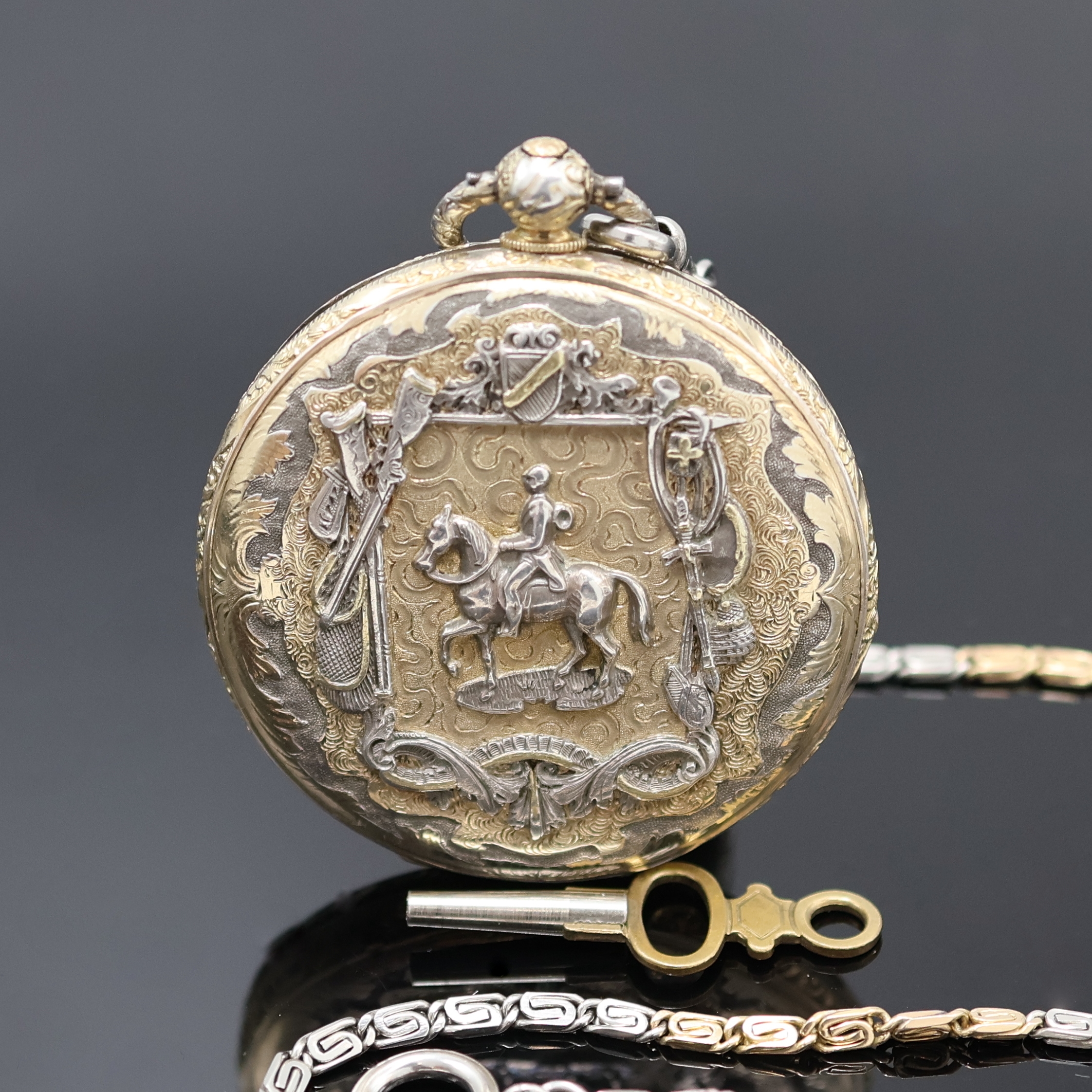 Detail a: Reich verzierte, offene Silbertaschenuhr an späterer Kette in Platin/RG 750/000, Schweiz um 1840, Geh. teils verg., Emailzifferbl. riss., röm. ...