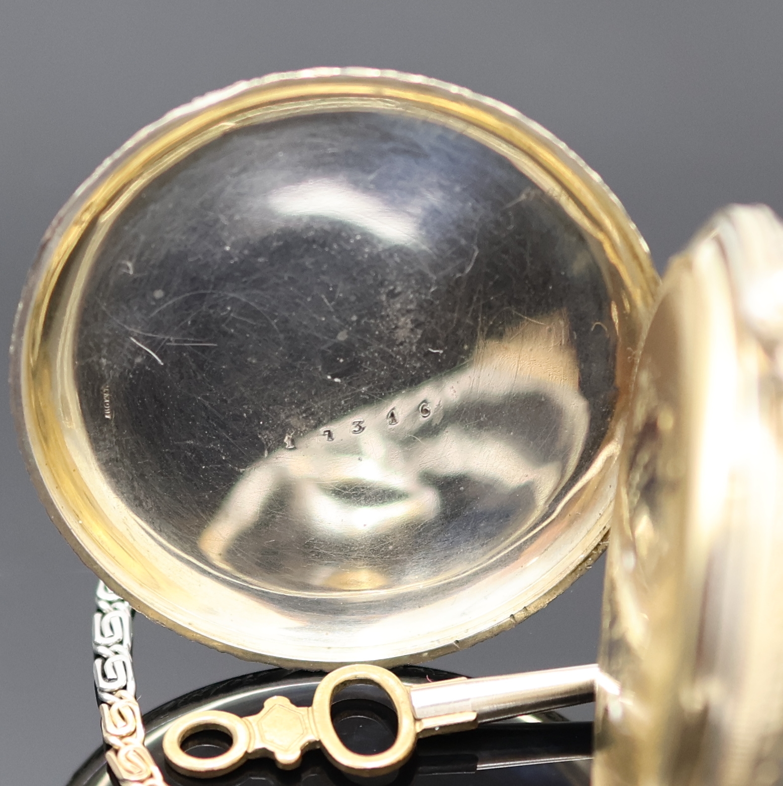 Detail c: Reich verzierte, offene Silbertaschenuhr an späterer Kette in Platin/RG 750/000, Schweiz um 1840, Geh. teils verg., Emailzifferbl. riss., röm. ...
