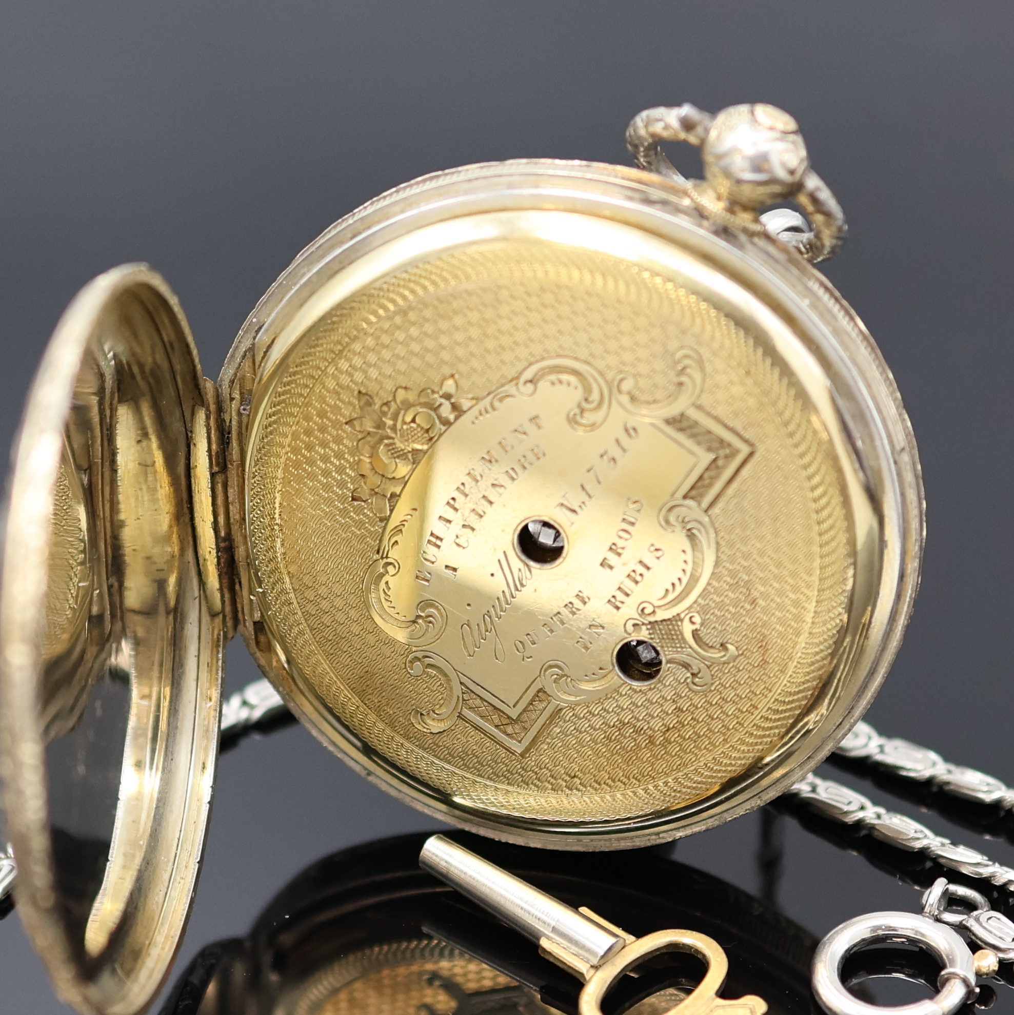 Detail d: Reich verzierte, offene Silbertaschenuhr an späterer Kette in Platin/RG 750/000, Schweiz um 1840, Geh. teils verg., Emailzifferbl. riss., röm. ...