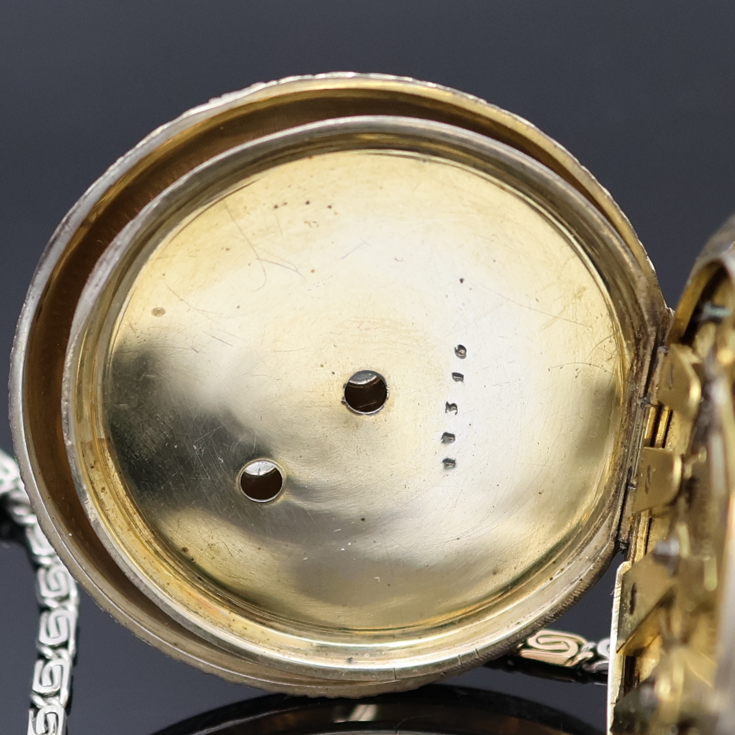 Detail e: Reich verzierte, offene Silbertaschenuhr an späterer Kette in Platin/RG 750/000, Schweiz um 1840, Geh. teils verg., Emailzifferbl. riss., röm. ...