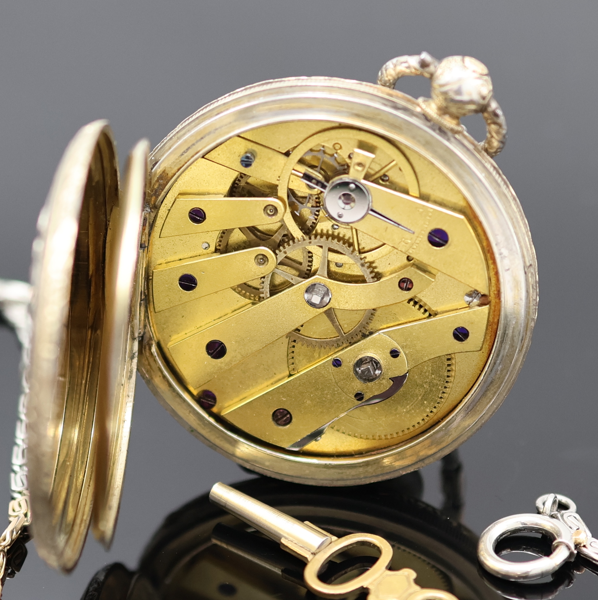 Detail f: Reich verzierte, offene Silbertaschenuhr an späterer Kette in Platin/RG 750/000, Schweiz um 1840, Geh. teils verg., Emailzifferbl. riss., röm. ...