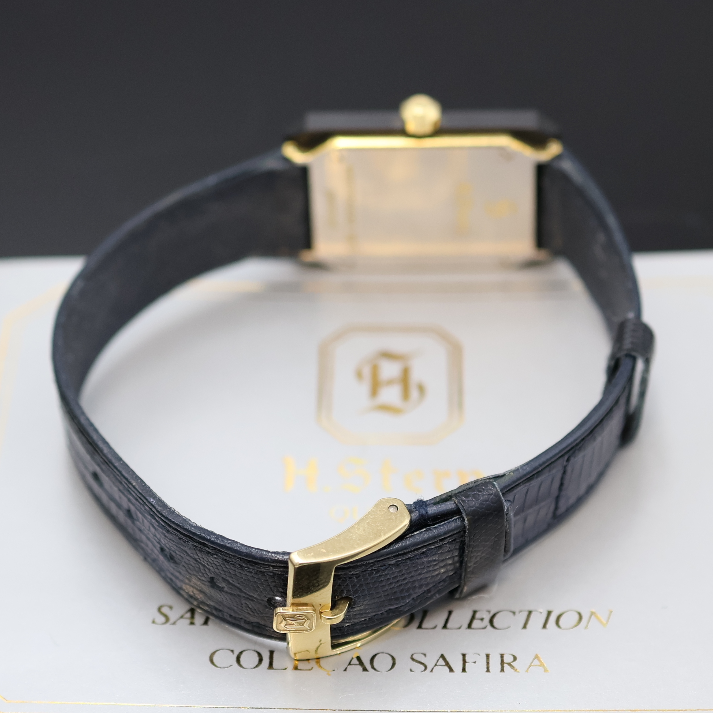 Detail b: H.STERN rechteckige Damenarmbanduhr, Schweiz um 1990, quarz, dunkelblau beschichtetes Geh., Lederband m. orig. verg. Dornschl., dunkelblaues ...
