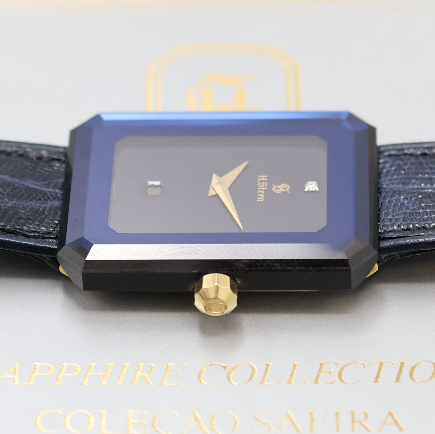 Detail c: H.STERN rechteckige Damenarmbanduhr, Schweiz um 1990, quarz, dunkelblau beschichtetes Geh., Lederband m. orig. verg. Dornschl., dunkelblaues ...