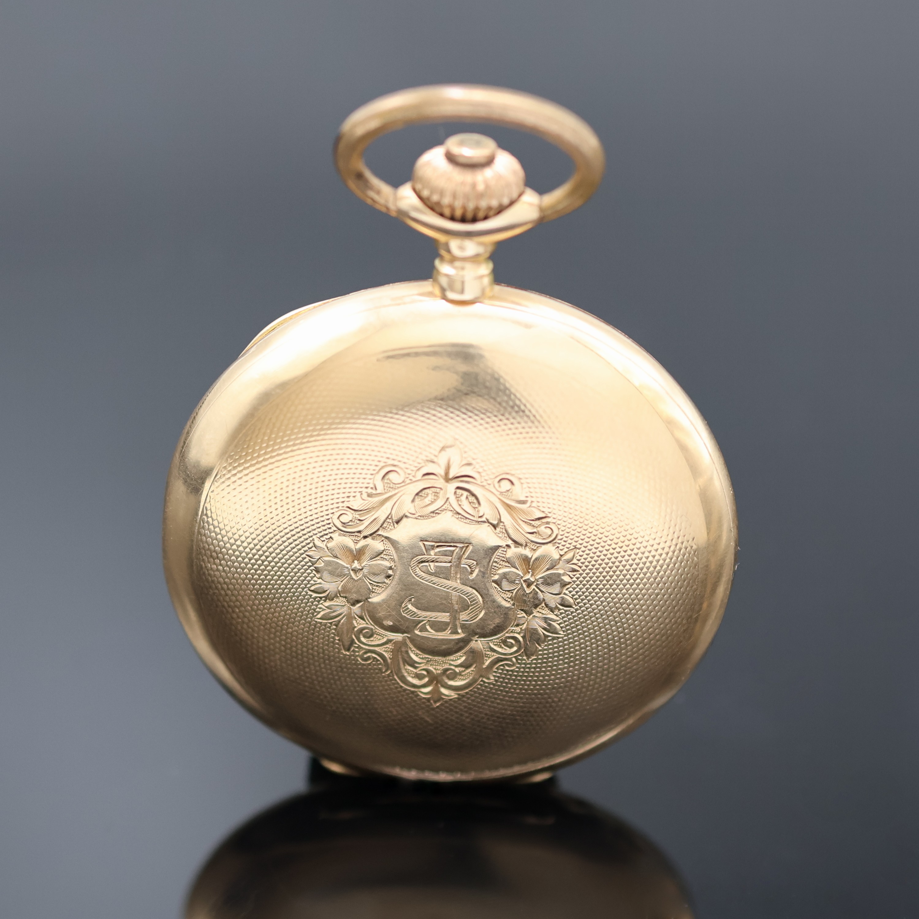Detail a: Savonette Herrentaschenuhr in RG 585/000, Schweiz um 1910, Geh. dell., guill. Sprung- (m. Monogramm) u. Rückdeckel, Metallcuvette, Emailzifferbl. m. ...