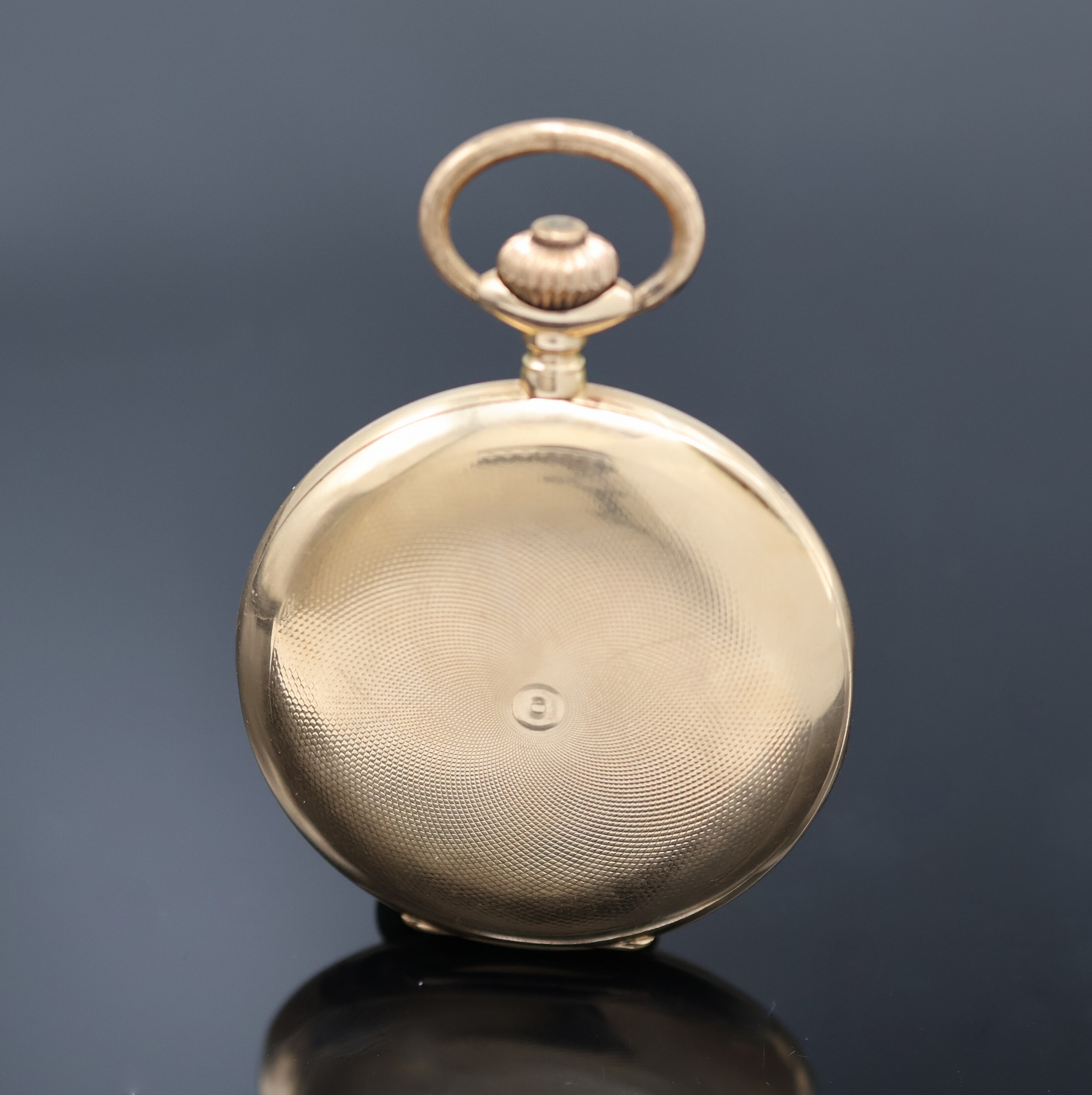 Detail b: Savonette Herrentaschenuhr in RG 585/000, Schweiz um 1910, Geh. dell., guill. Sprung- (m. Monogramm) u. Rückdeckel, Metallcuvette, Emailzifferbl. m. ...