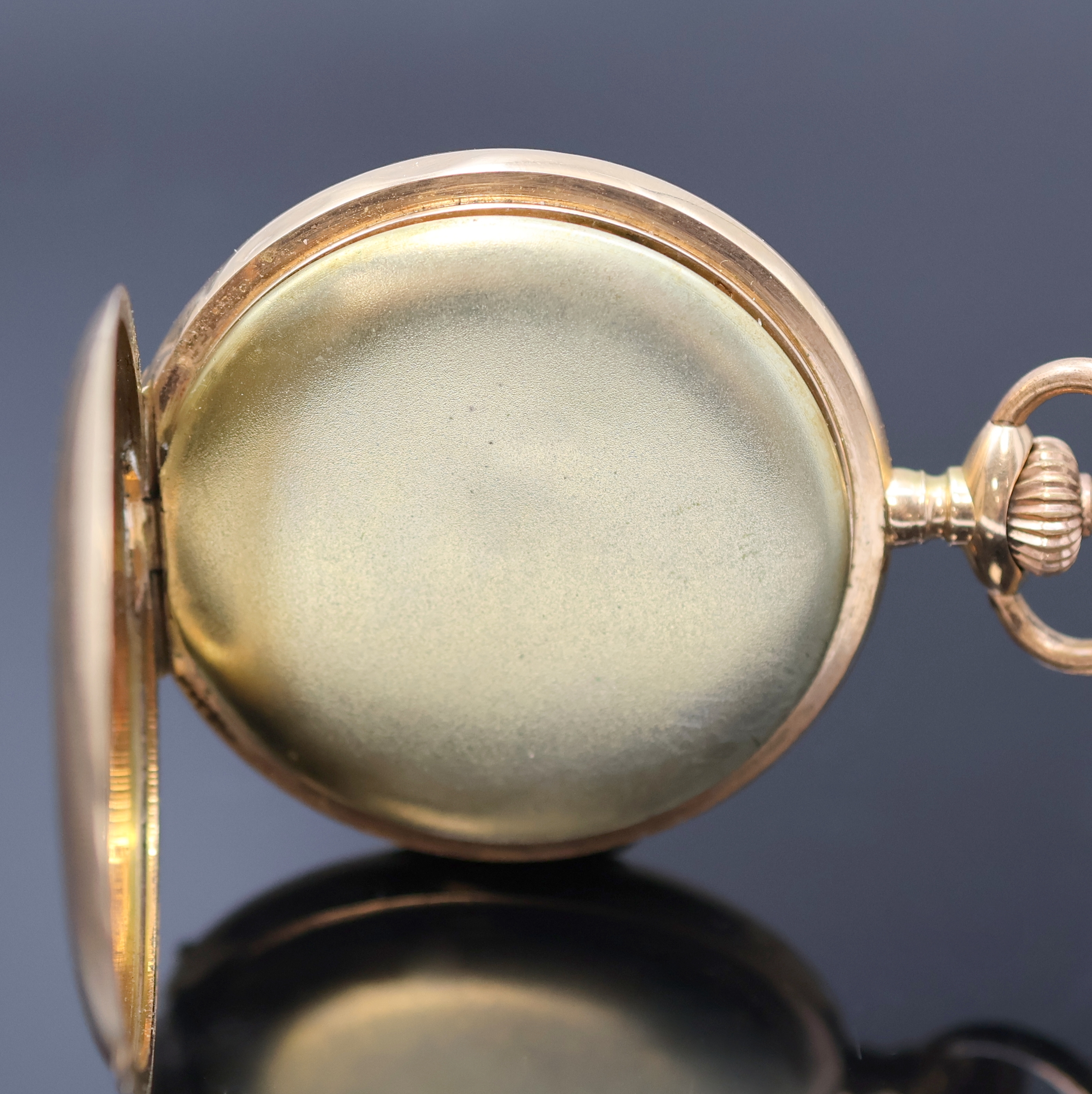 Detail c: Savonette Herrentaschenuhr in RG 585/000, Schweiz um 1910, Geh. dell., guill. Sprung- (m. Monogramm) u. Rückdeckel, Metallcuvette, Emailzifferbl. m. ...