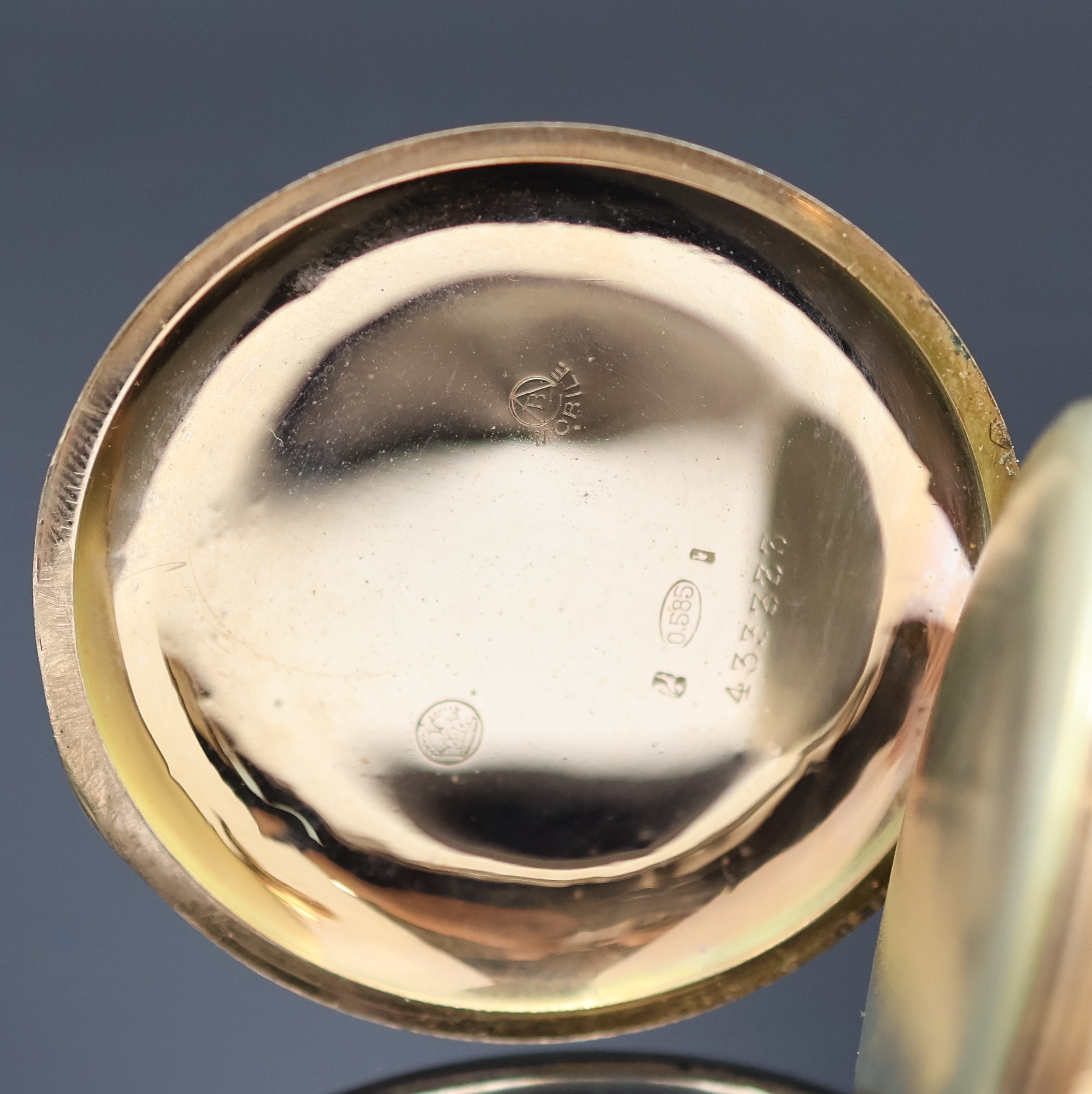 Detail d: Savonette Herrentaschenuhr in RG 585/000, Schweiz um 1910, Geh. dell., guill. Sprung- (m. Monogramm) u. Rückdeckel, Metallcuvette, Emailzifferbl. m. ...