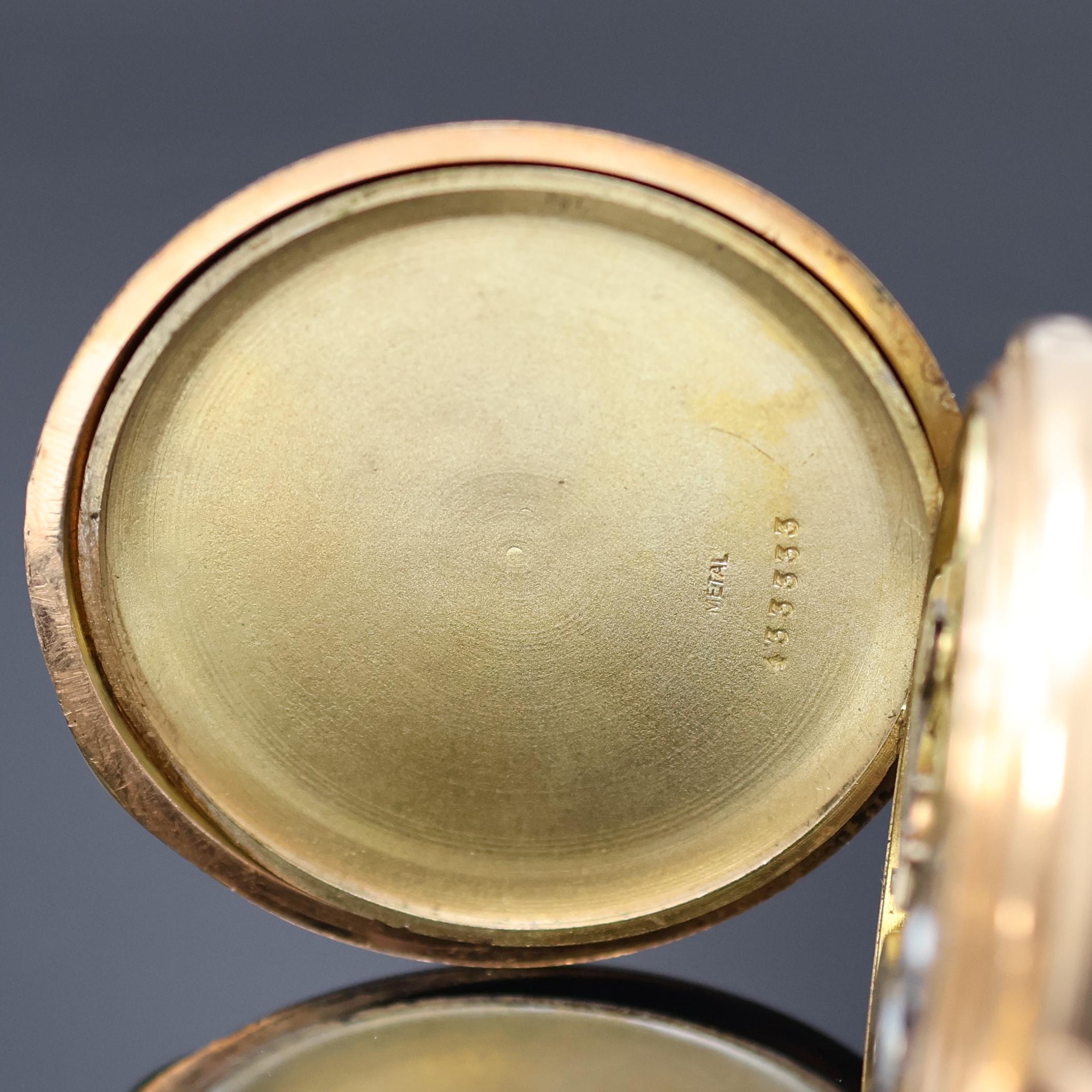Detail e: Savonette Herrentaschenuhr in RG 585/000, Schweiz um 1910, Geh. dell., guill. Sprung- (m. Monogramm) u. Rückdeckel, Metallcuvette, Emailzifferbl. m. ...