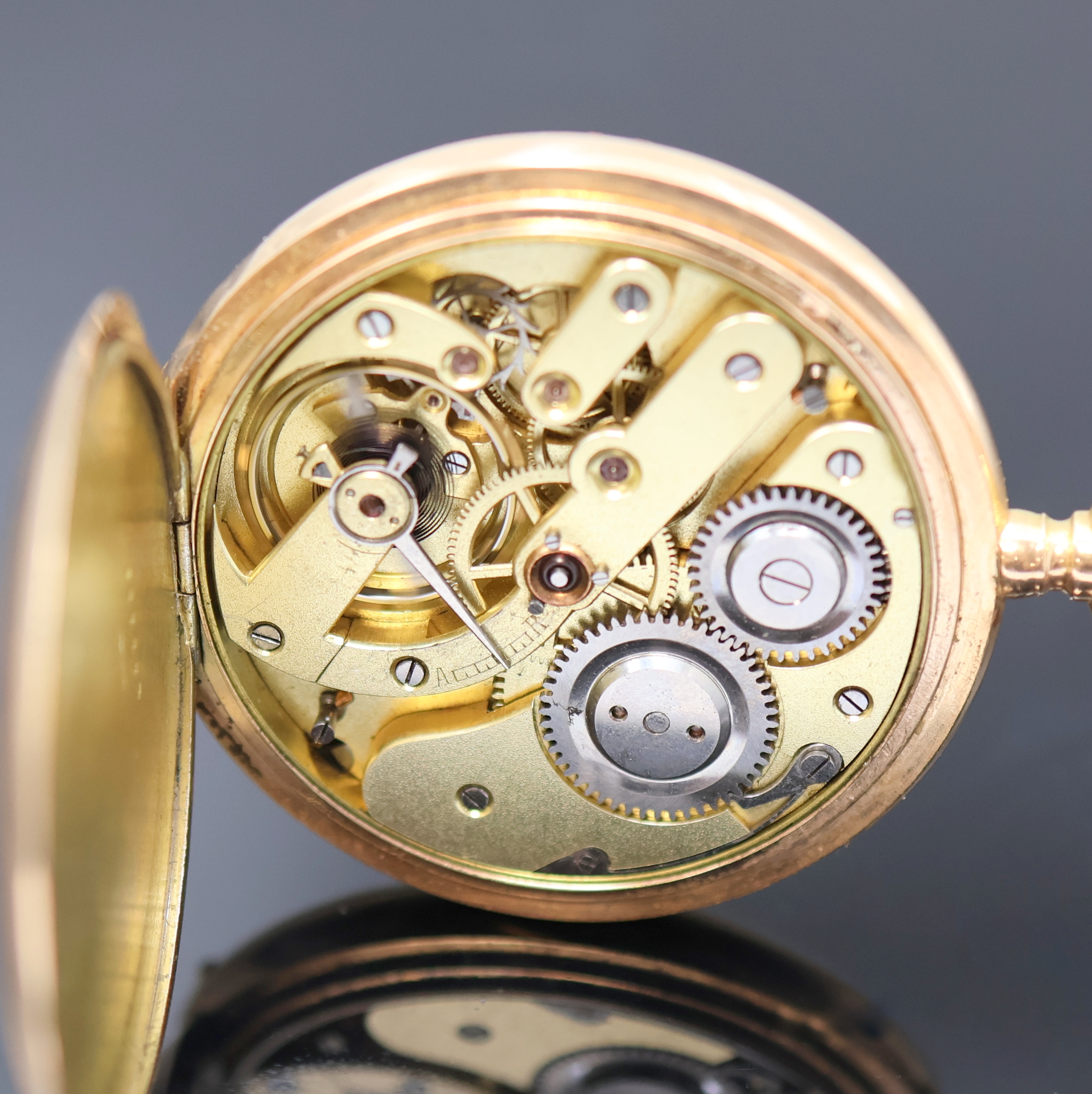 Detail f: Savonette Herrentaschenuhr in RG 585/000, Schweiz um 1910, Geh. dell., guill. Sprung- (m. Monogramm) u. Rückdeckel, Metallcuvette, Emailzifferbl. m. ...