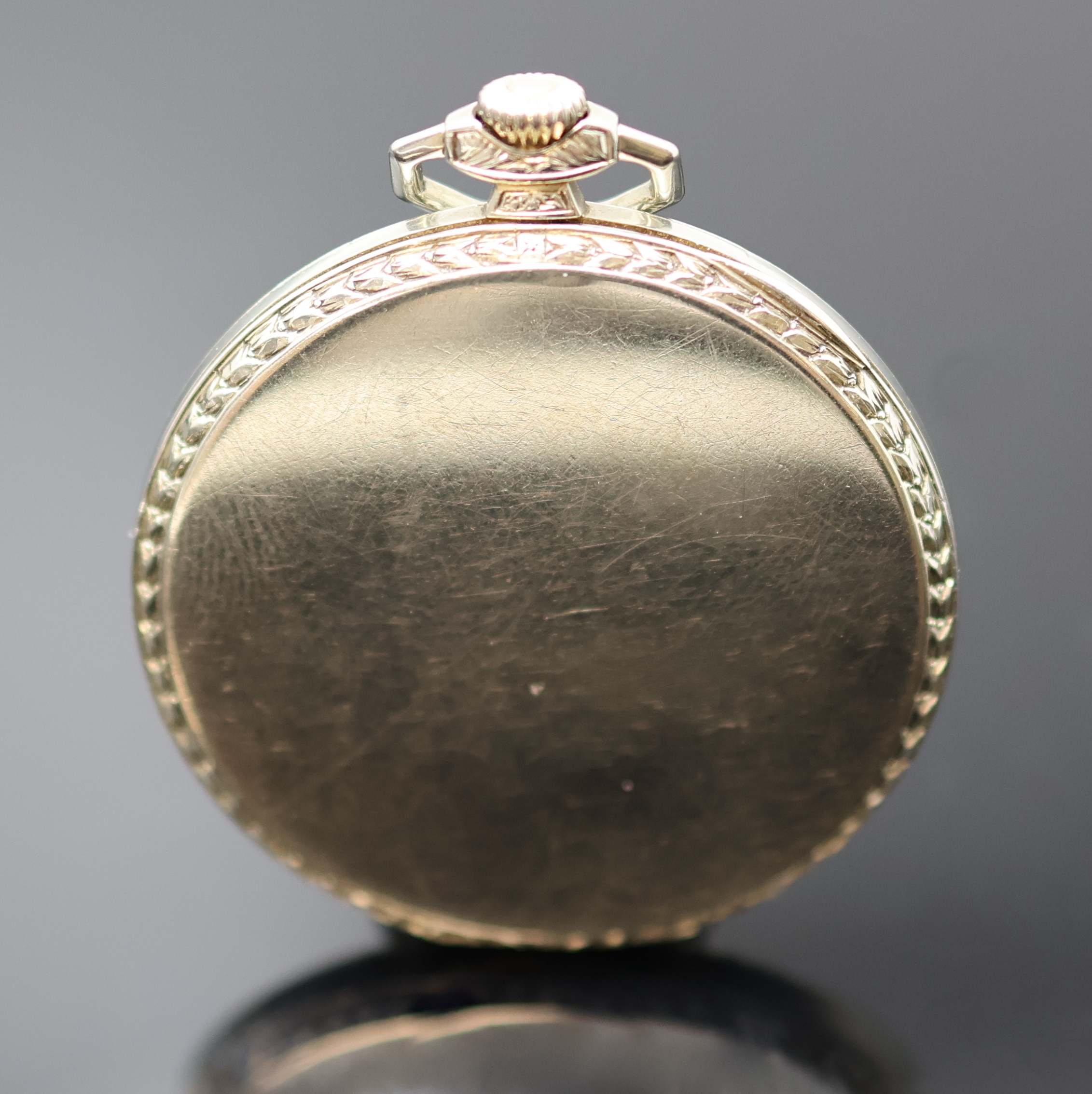 Detail a: Offene Taschenuhr in WG 750/000, Schweiz um 1925, floral grav. Scharniergeh., Lünette aufgepresst, silb. gebürstet Zifferbl. m. emaillierten ...