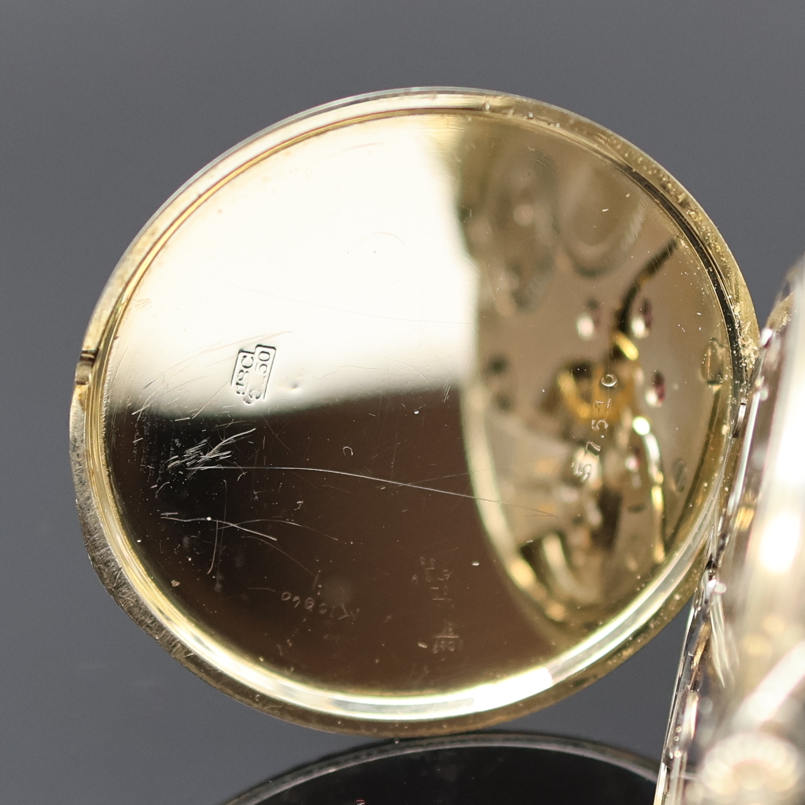 Detail b: Offene Taschenuhr in WG 750/000, Schweiz um 1925, floral grav. Scharniergeh., Lünette aufgepresst, silb. gebürstet Zifferbl. m. emaillierten ...