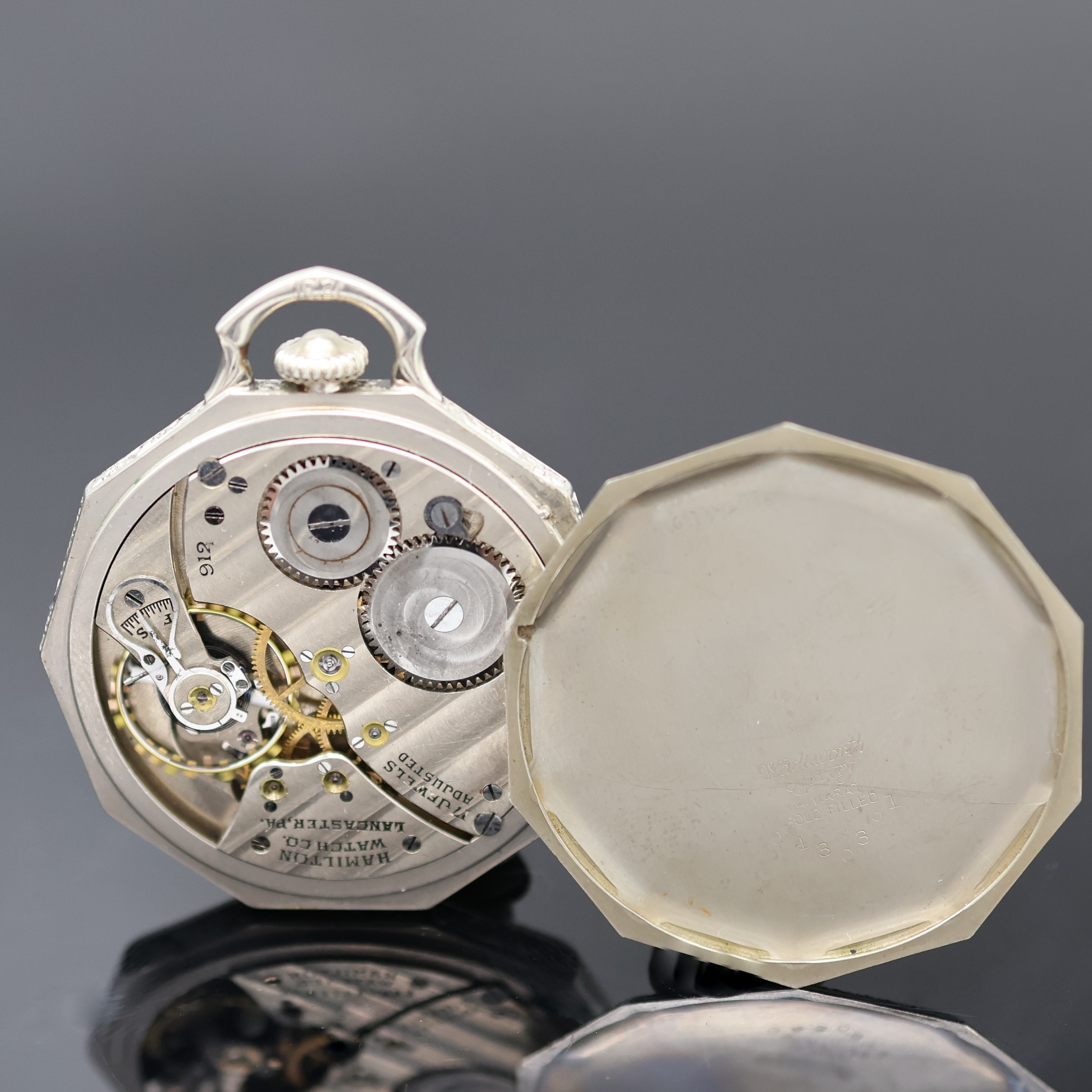 Detail b: HAMILTON offene Herrentaschenuhr in 14k Gold-Filled, USA um 1925, grav. Geh., Boden m. Monogramm aufgedr., silb. Duoton-Zifferbl. fl./pat., arab. ...
