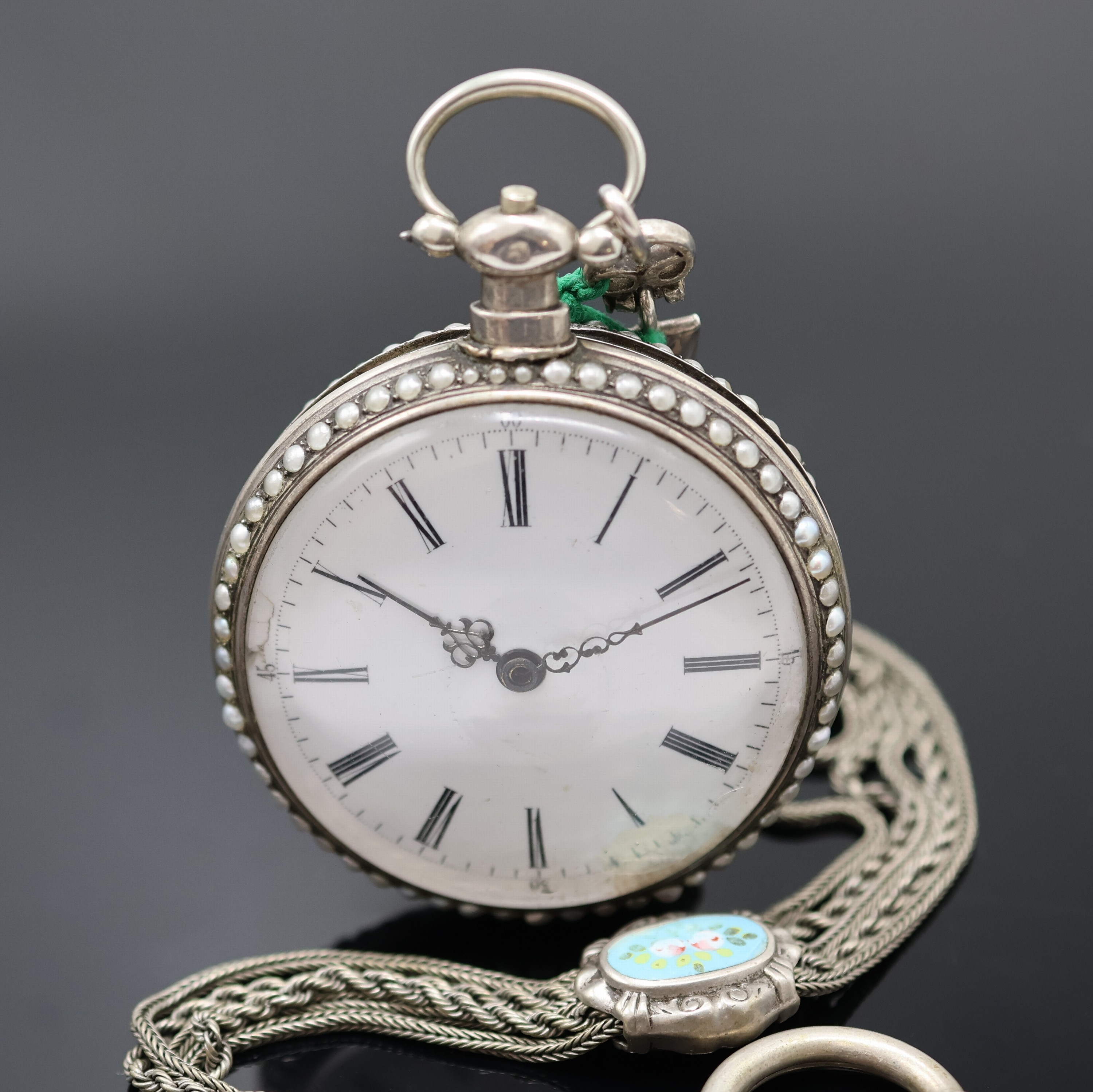 Offene Herrentaschenuhr mit Emaillierung in Silber an Kette, Schweiz f. den chinesischen Markt um 1880, verziertes Geh., rücks. Emaillierung ...