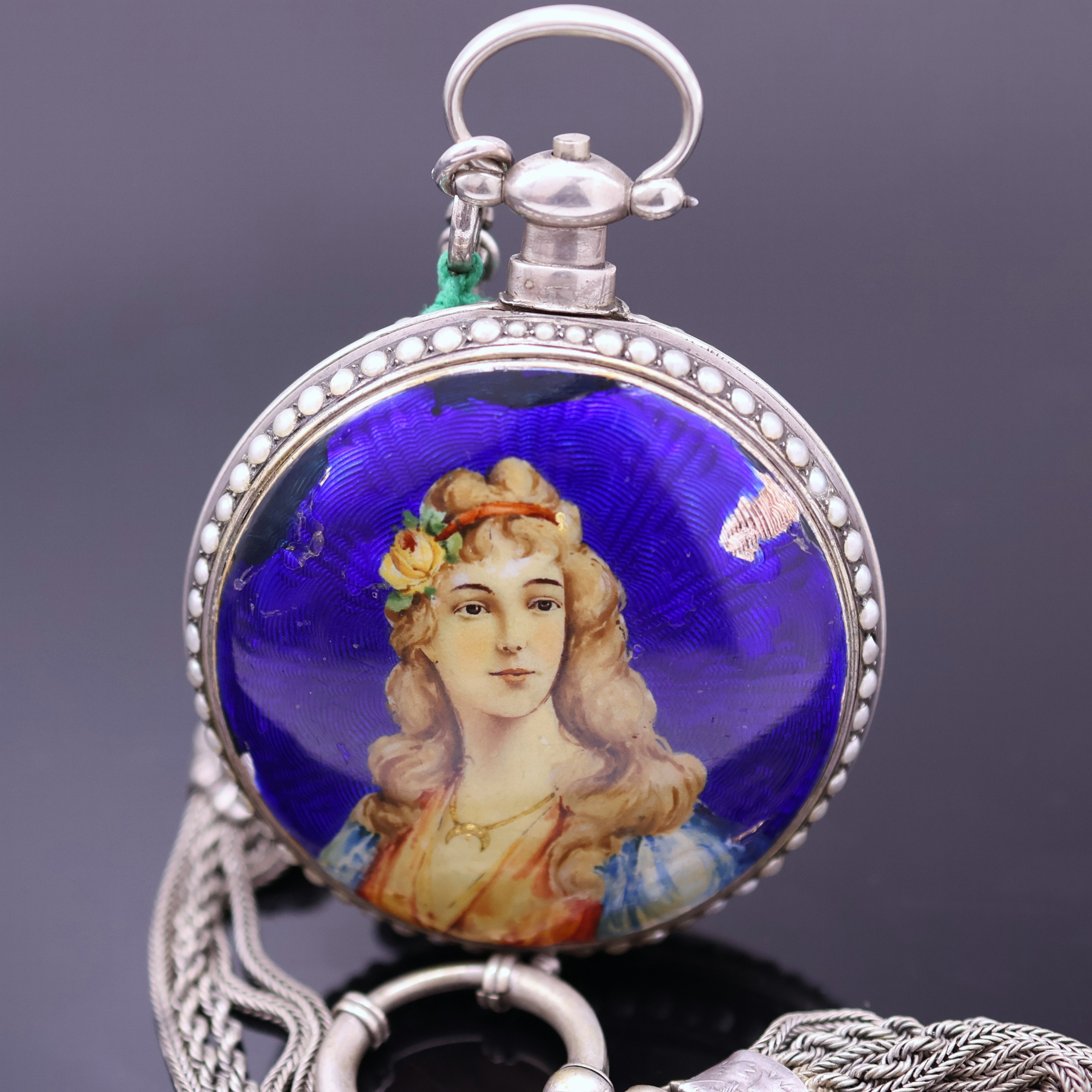 Detail a: Offene Herrentaschenuhr mit Emaillierung in Silber an Kette, Schweiz f. den chinesischen Markt um 1880, verziertes Geh., rücks. Emaillierung ...