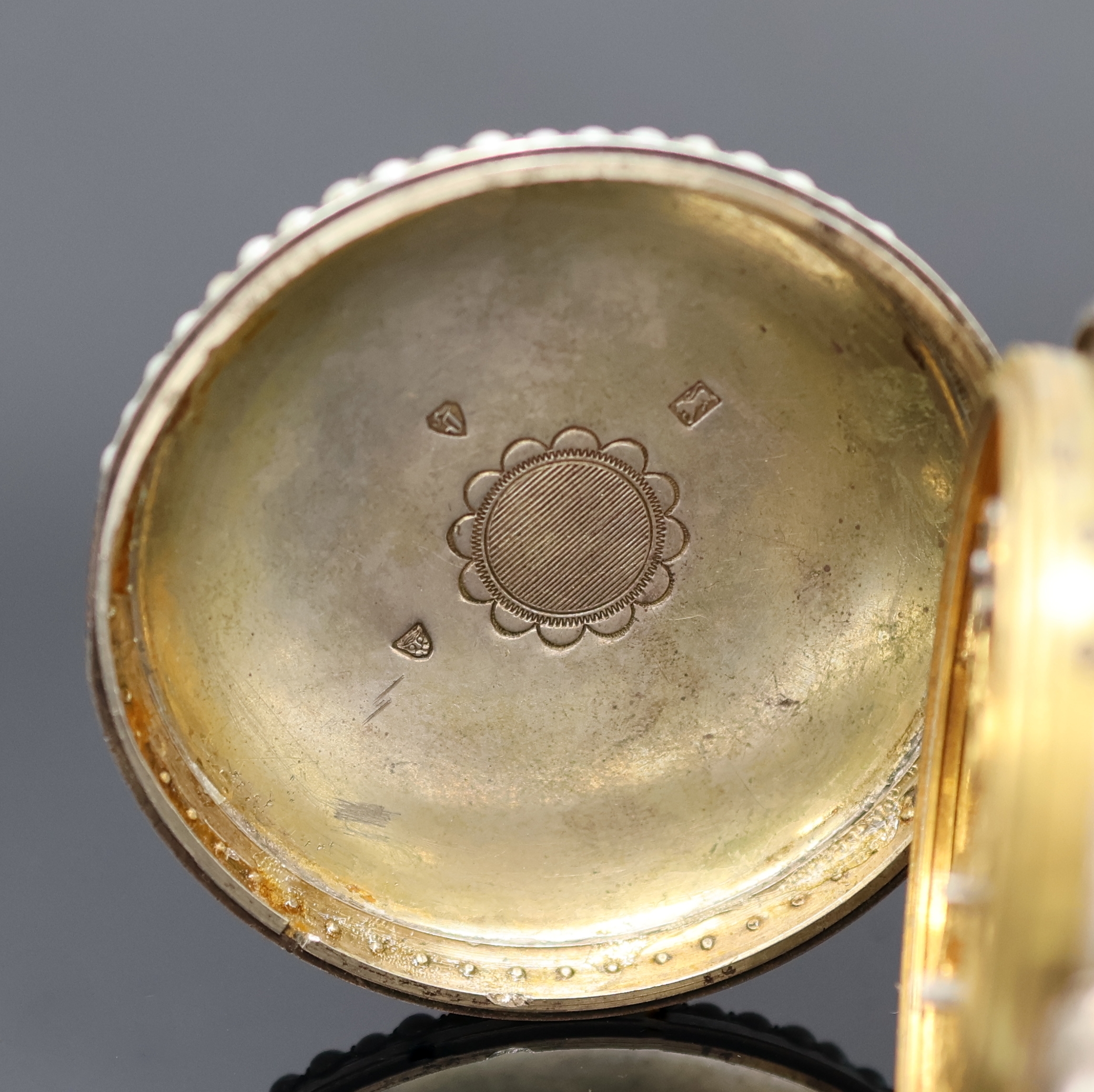 Detail b: Offene Herrentaschenuhr mit Emaillierung in Silber an Kette, Schweiz f. den chinesischen Markt um 1880, verziertes Geh., rücks. Emaillierung ...
