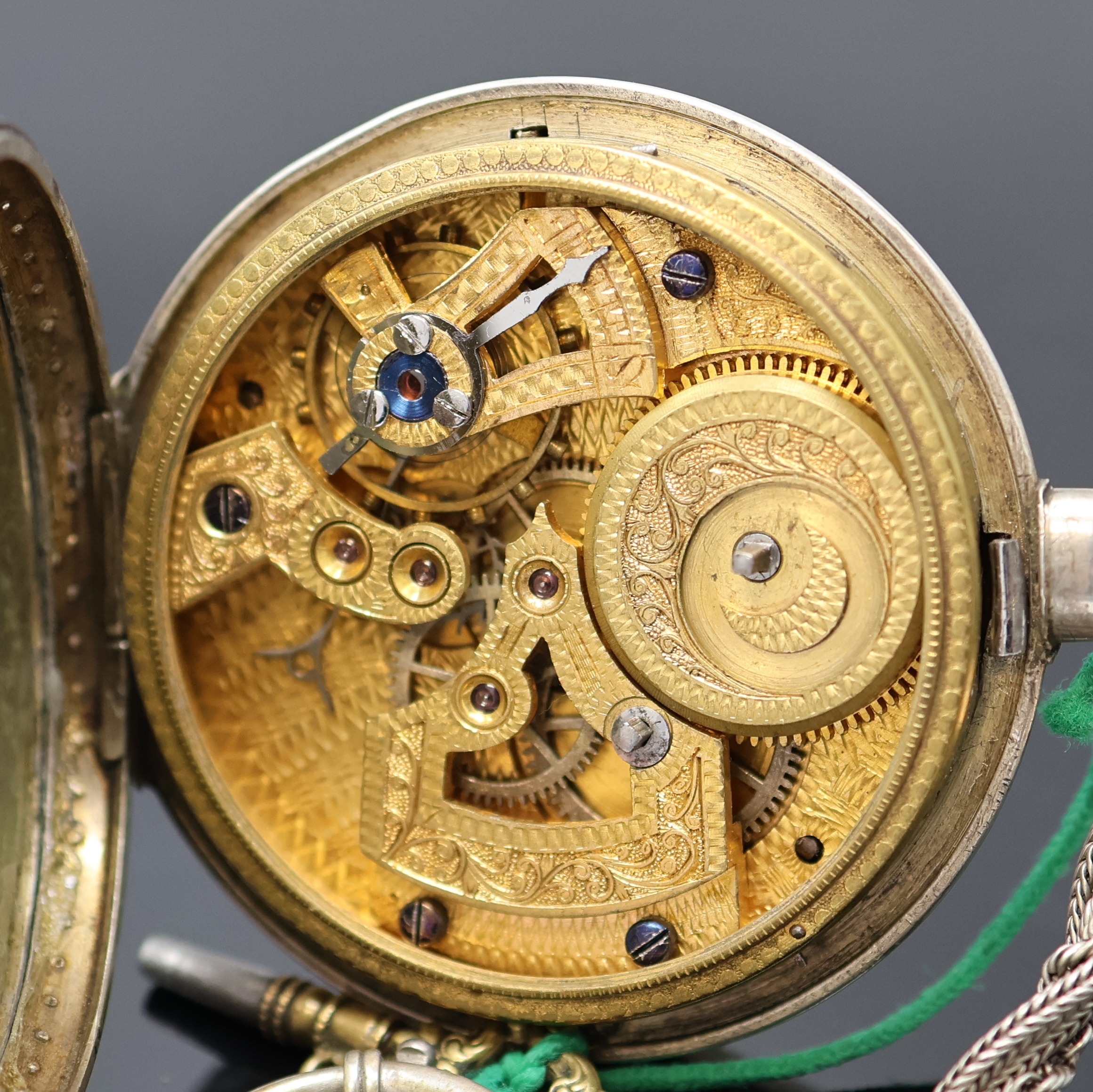 Detail c: Offene Herrentaschenuhr mit Emaillierung in Silber an Kette, Schweiz f. den chinesischen Markt um 1880, verziertes Geh., rücks. Emaillierung ...
