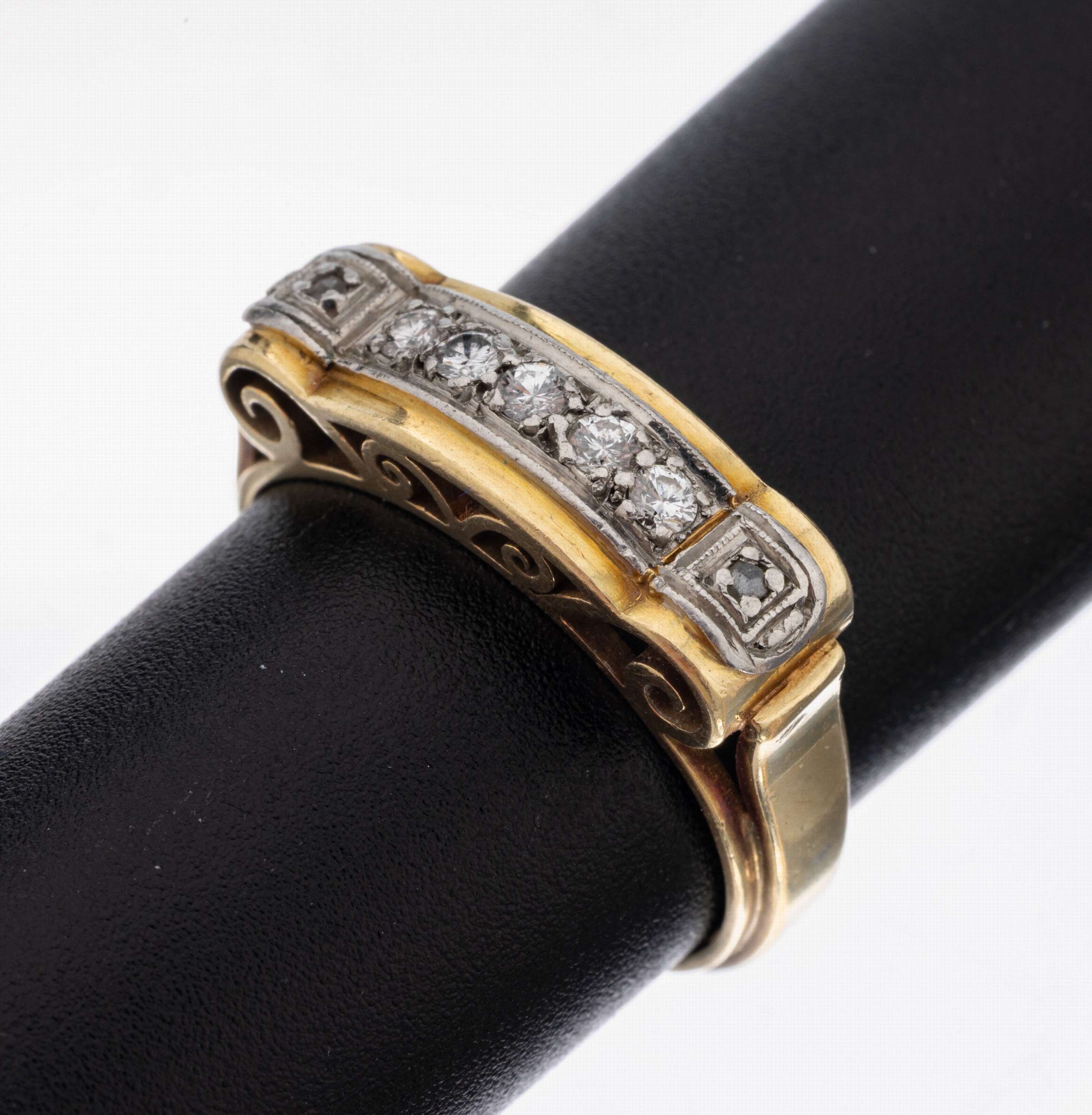 14 kt Gold Diamant-Ring, um 1940, GG/WG 585/000, 5 Brillanten zus. ca. 0.15 ct Weiß/si, 2 Diamantrosen zus. ca. 0.01 ct Weiß/p1, RW 52, ca. 5 g