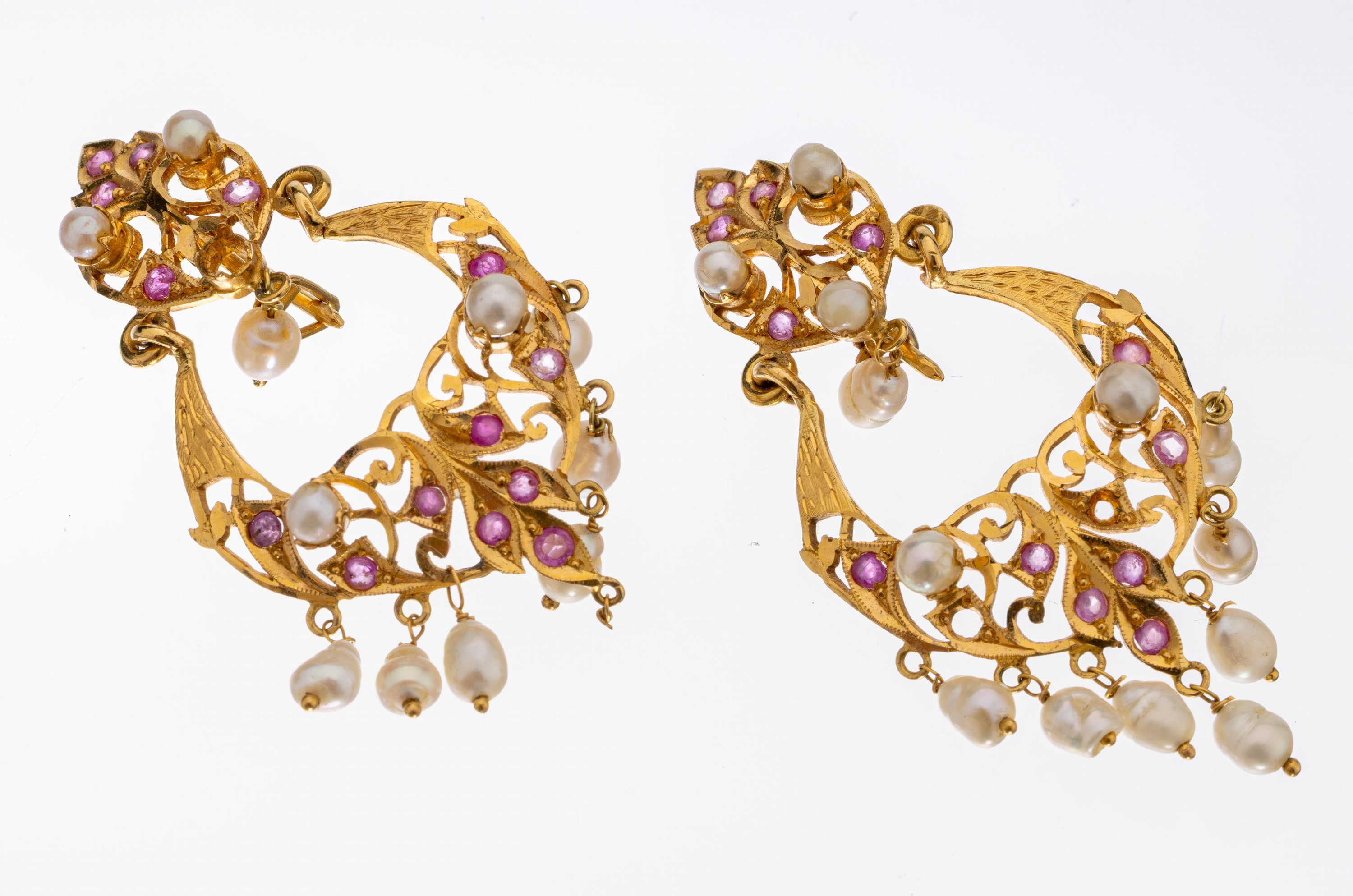 Paar 22 kt Gold Zuchtperl-Rubin-Ohrhänger, GG 916/000, Abhängungen mit beweglichen tropfenf. Perlen, rundfacett. Rubine, ca. 19.2g
