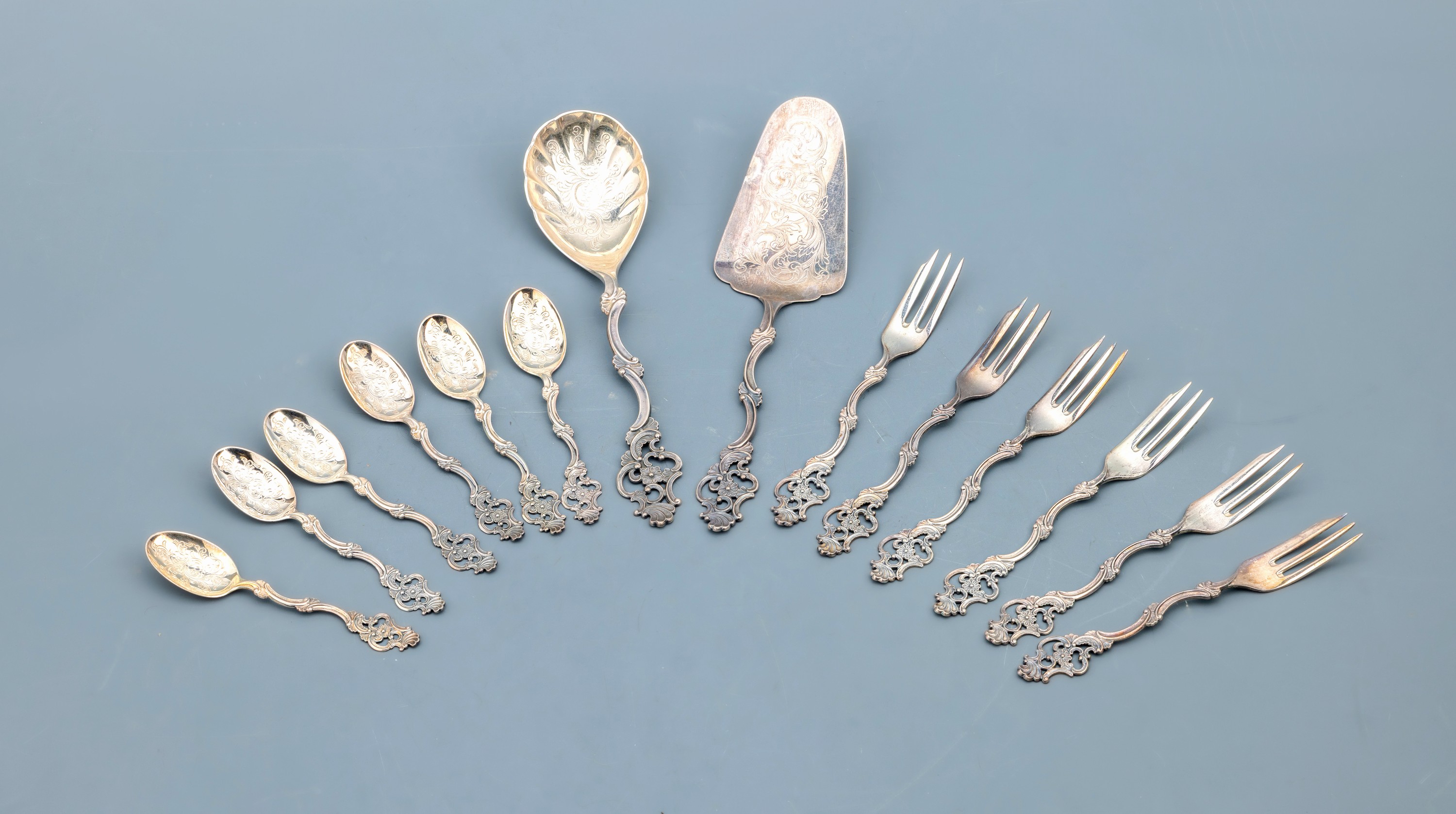 14 teiliges Silberbesteck, 830er Silber, Norwegen, best. aus: 6 Kuchengabeln, 6 Kaffeelöffel, 1 kl. Tortenheber, und 1 Vorlegelöffel, Barockstil ...