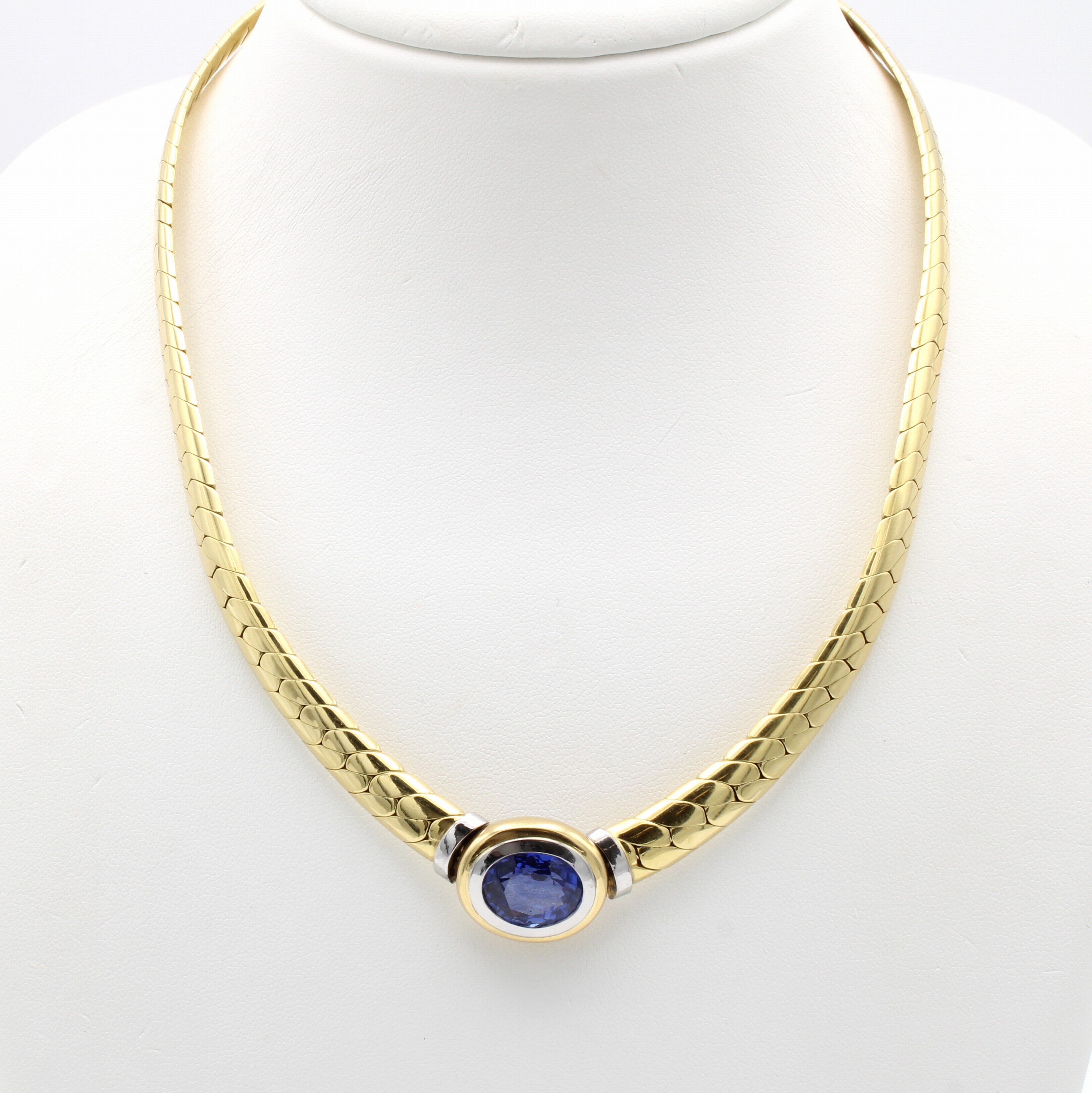 Image 26942170 - Collier mit Saphir, GG/WG 750/000, Saphir von sehr schöner Farbe 8.62 ct oval fac., ...