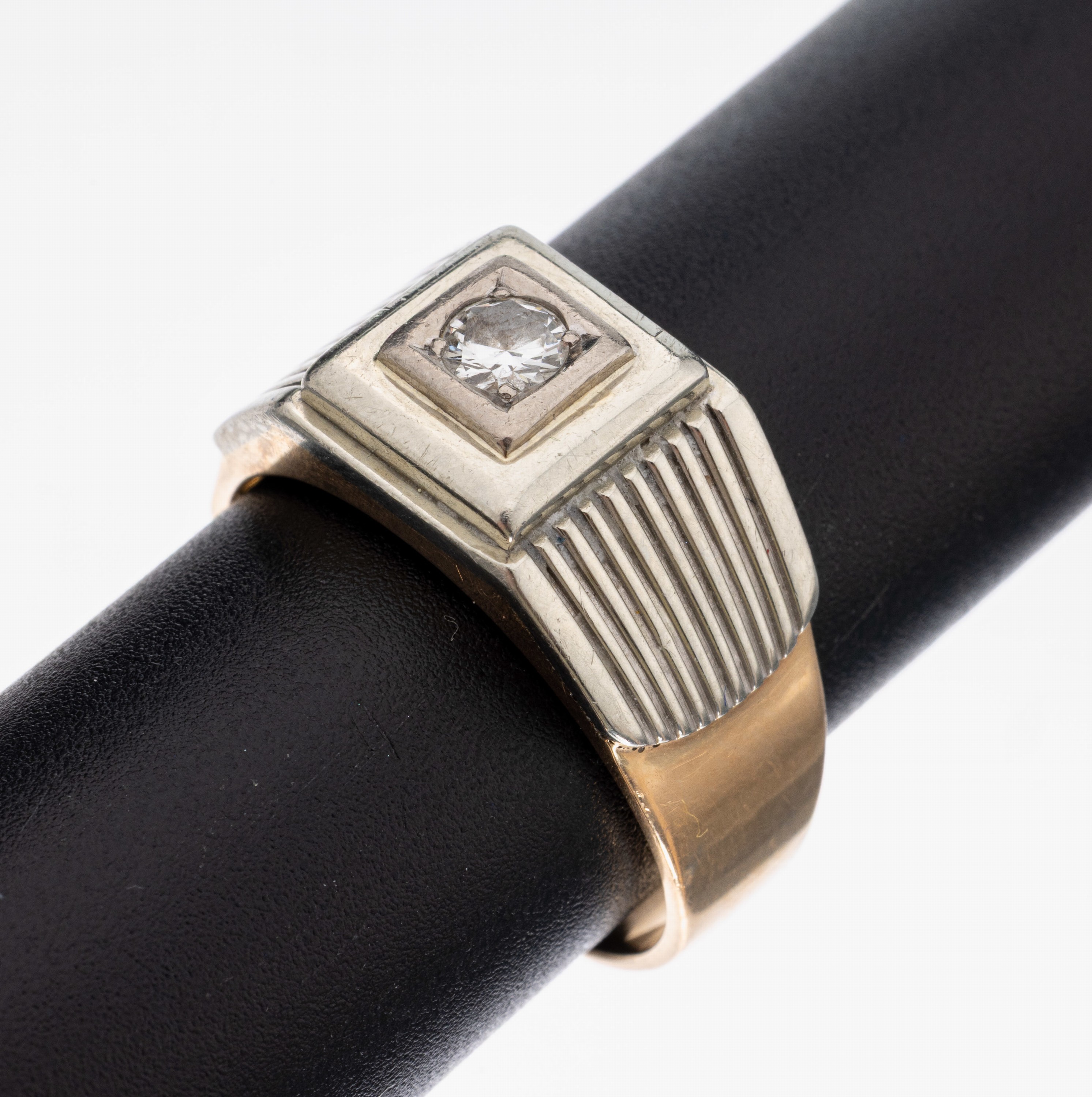 18 kt Gold Brillant-Ring, RG/WG 750/000, Ringschultern gerillt, in WG gefasster Brillant ca. 0.25 ct Weiß/si, RW 66, ca. 15.3 g
