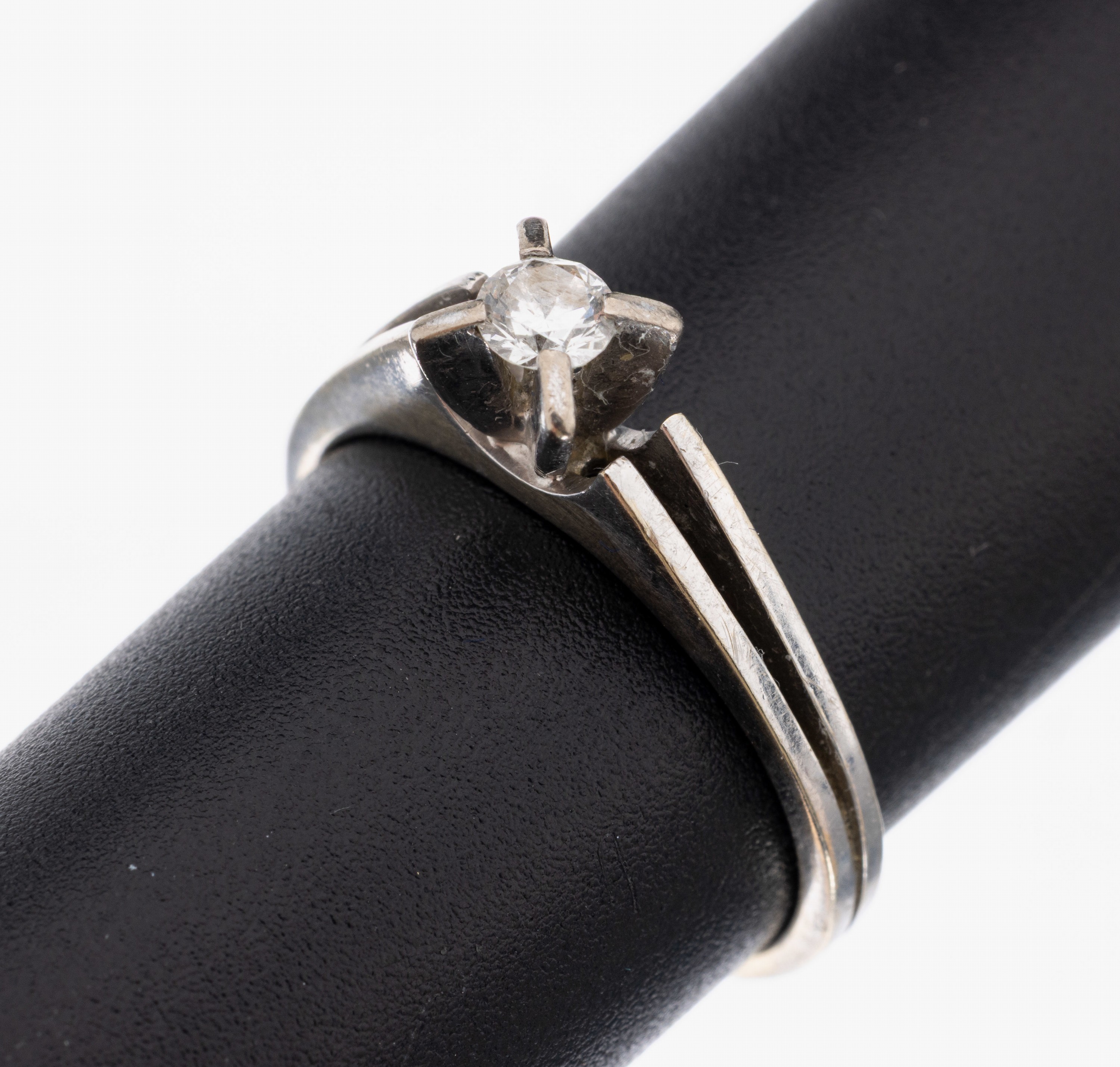 14 kt Gold Brillant-Ring, WG 585/000, Brillant ca. 0.16 ct (grav.) Weiß/si, RW 54, ca. 2.7 g, Juwelier Zertifikat anbei