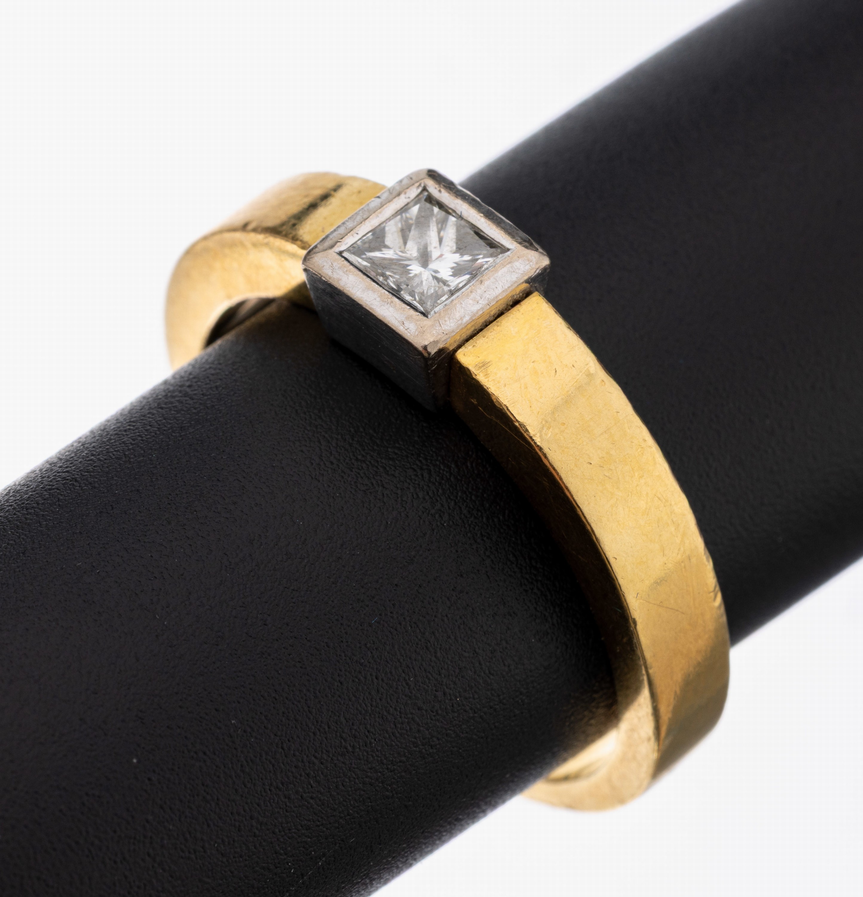 18 kt Gold Diamant-Ring, GG/WG 750/000, qualitätvolle Verarbeitung, 1 in WG gefasster Princess Cut Diamant ca. 0.57 ct (grav.) Weiß/vs, RW 70, ca. ...