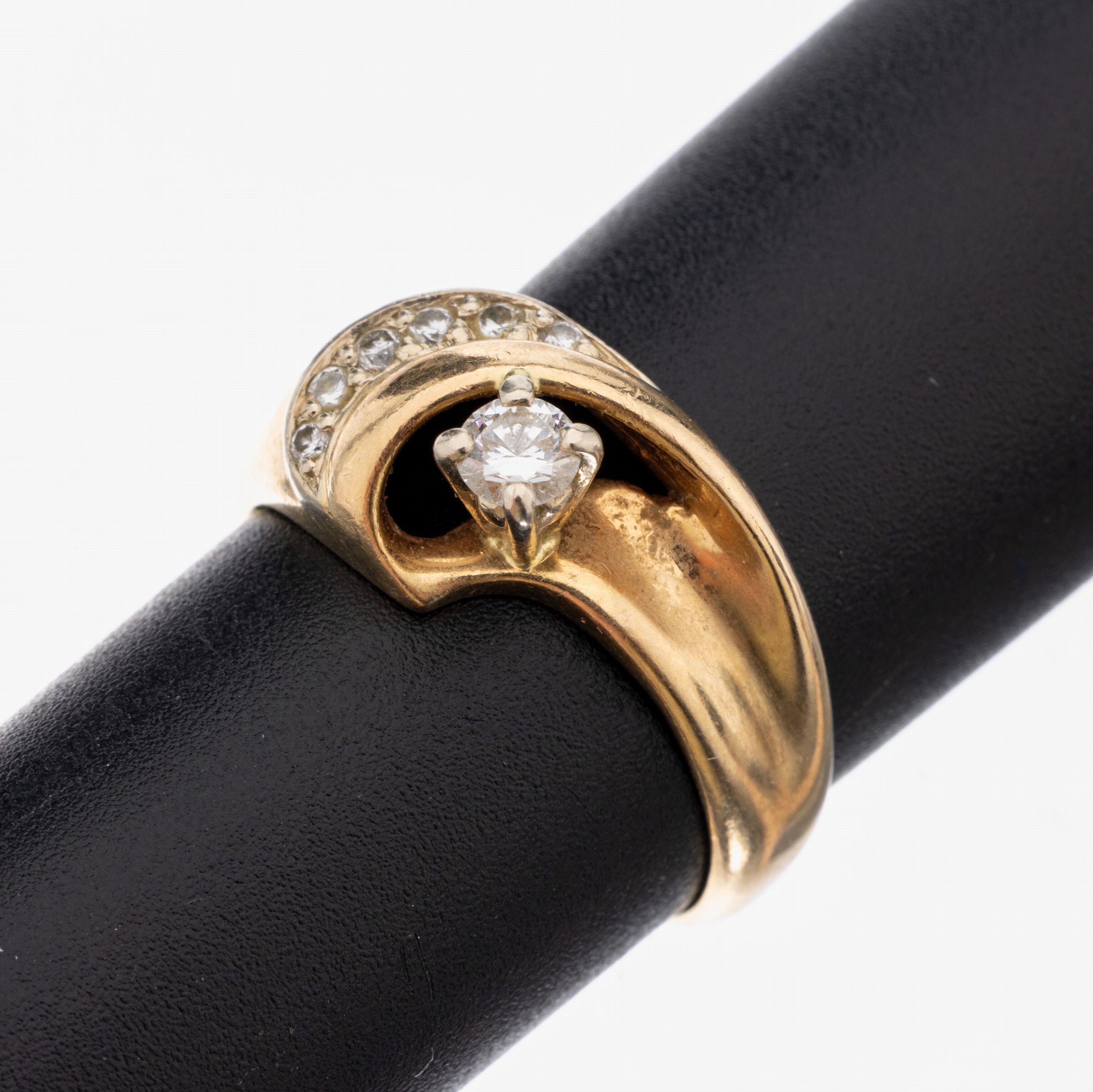 14 kt Gold Brillant-Ring, GG 585/000, außergewöhnliche Gestaltung, erhaben gefassterBrillant ca. 0.20 ct Weiß/si, 6 weitere Brillanten zus. ca. ...