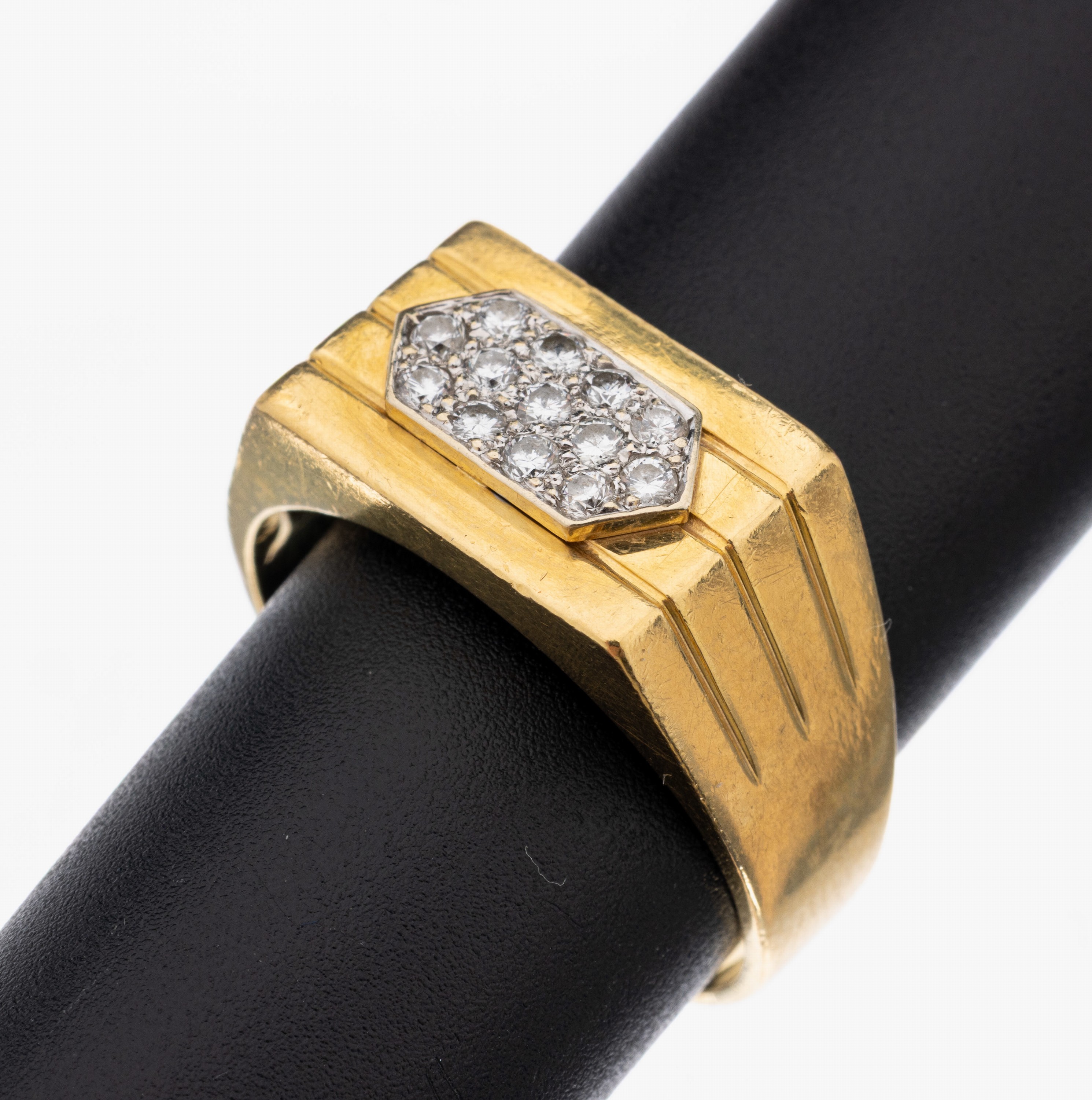 18 kt Gold Brillant-Ring, GG 750/000, 13 Brillanten zus. ca. 0.25 ct Weiß/si, RW 70, ca. 10.8 g