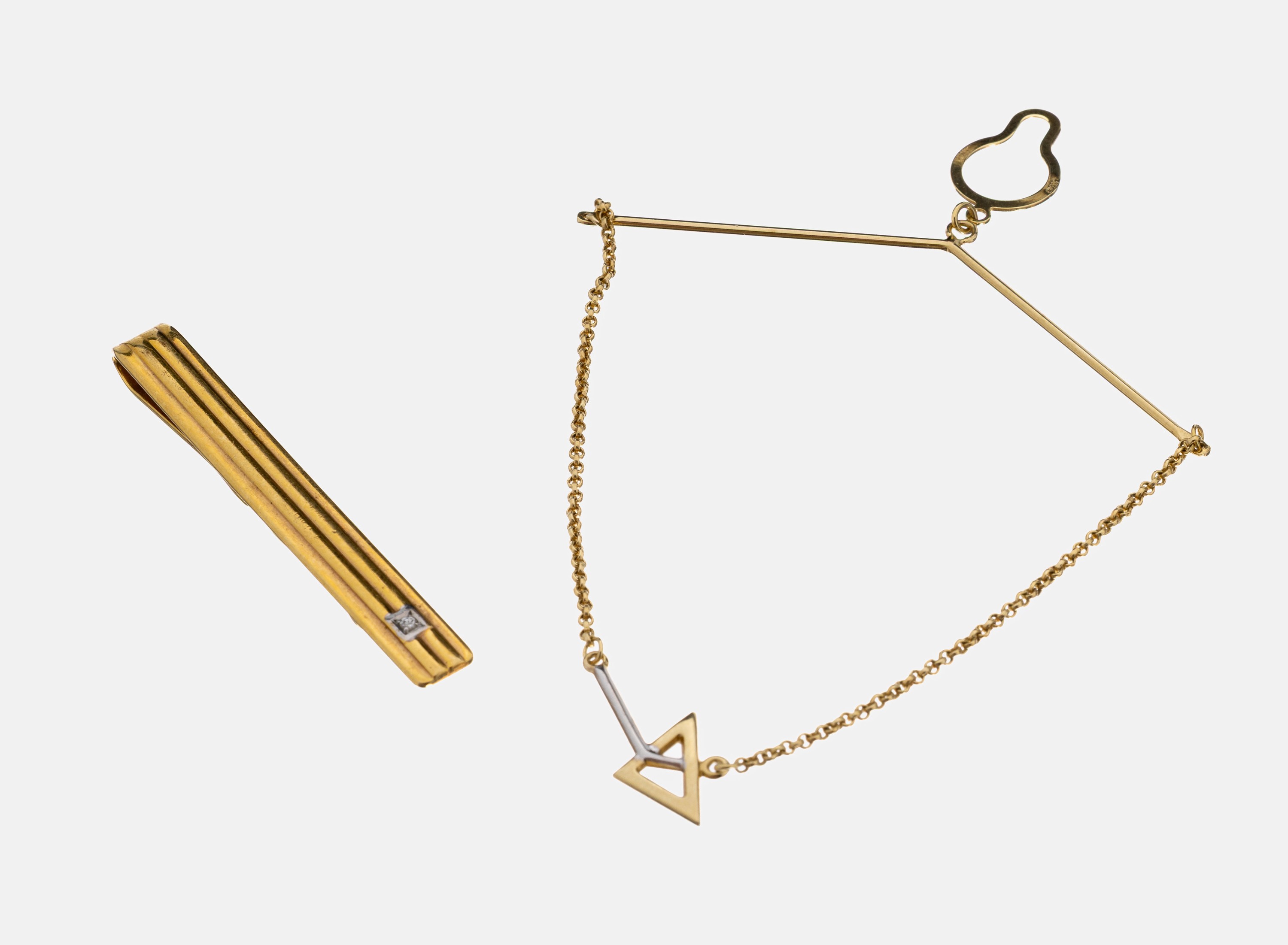 Konvolut 8 kt Gold Herrenschmuck, GG 333/000, best. aus: 1 Krawattenklammer, geriffelt, 1 kl. 8/8-Diamant, L. ca. 5.5 cm, und 1 Krawattenkette, ...
