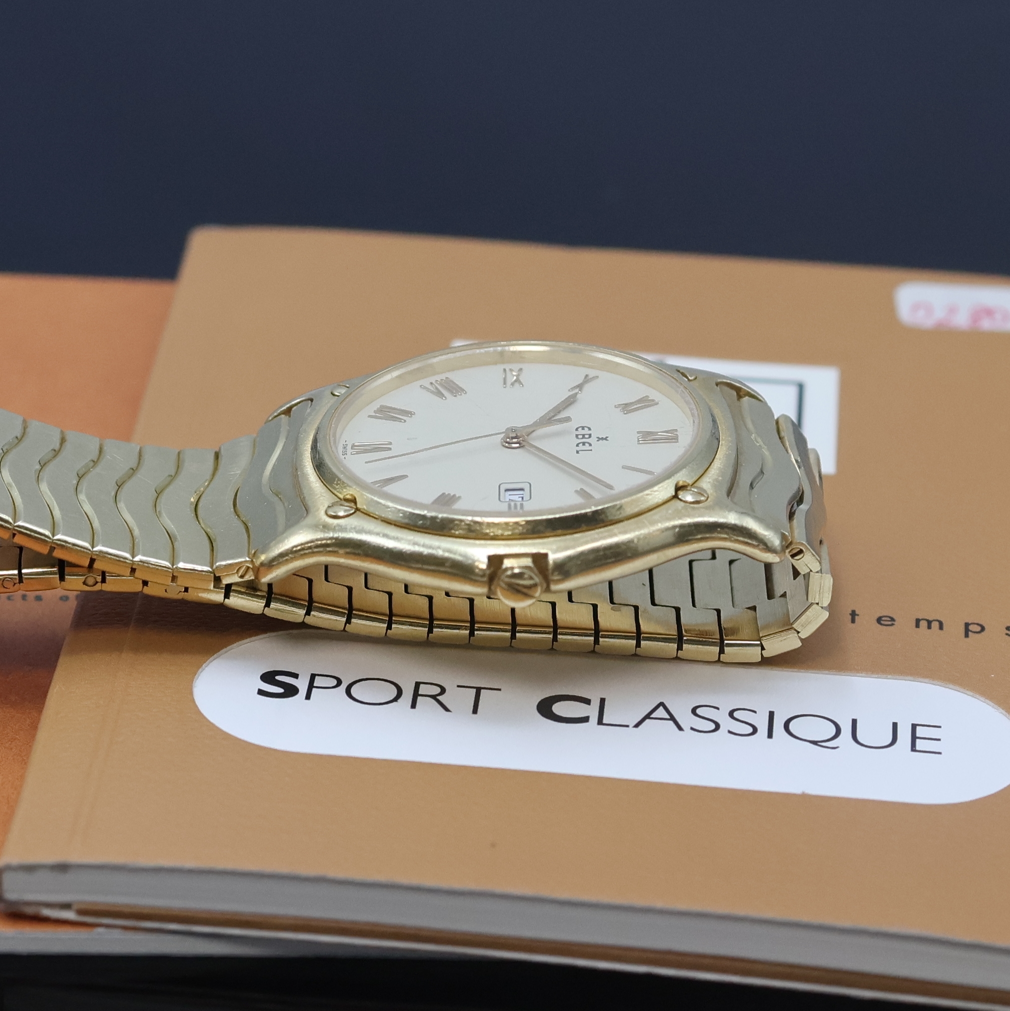 Detail d: EBEL Herrenarmbanduhr Sport Classique in GG 750/000 Referenz 883903, quarz, massives, 2 -teil. Geh. inkl. Wellengliederband m. Faltschl., Lünette ...