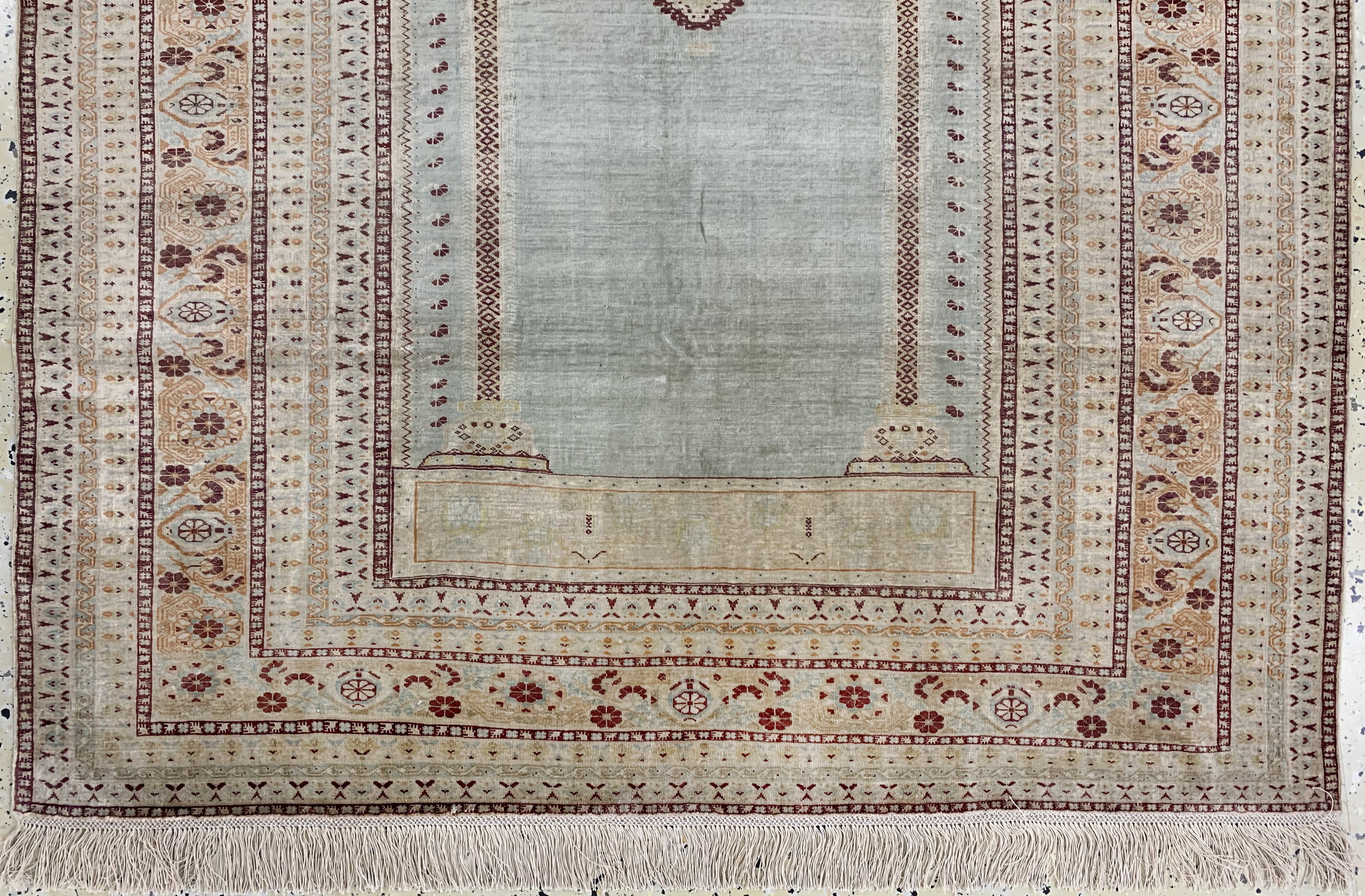 Detail c: Seiden Täbriz antik, Persien, 19.Jhd, reineNaturseide, ca. 165 x 120 cm, gereinigt, EHZ: 2-3, (Fransen erneuert)