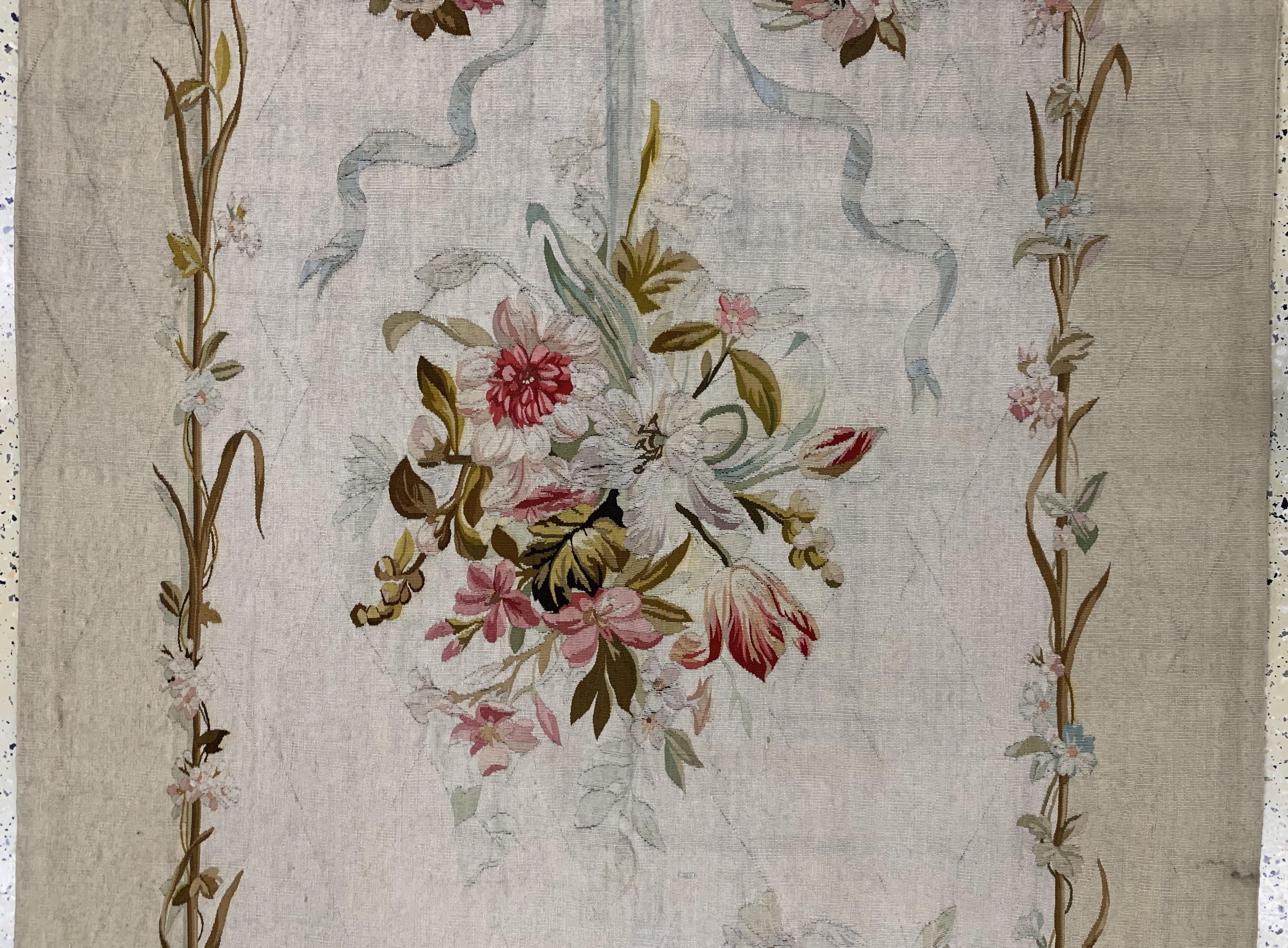 Detail b: Tapisserie fein antik, Flandern, um 1900, Wolle auf Baumwolle, ca. 325 x 125 cm, Reinigungsbedürftig, EHZ: 2