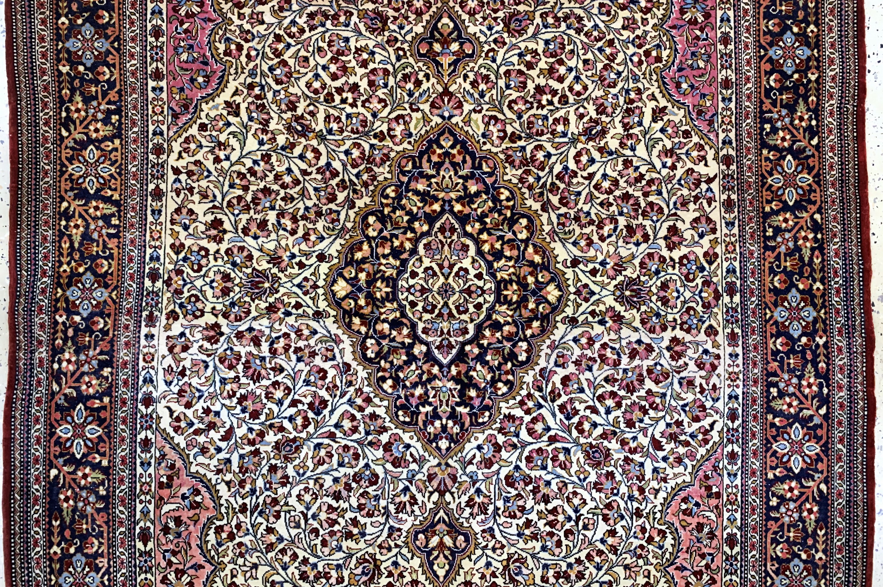 Detail b: Ghom Kork fein, Persien, Ende 20.Jhd, Korkwolle auf Baumwolle, ca. 200 x 135 cm, EHZ: 2-3, Fransen erneuert, Abrasch